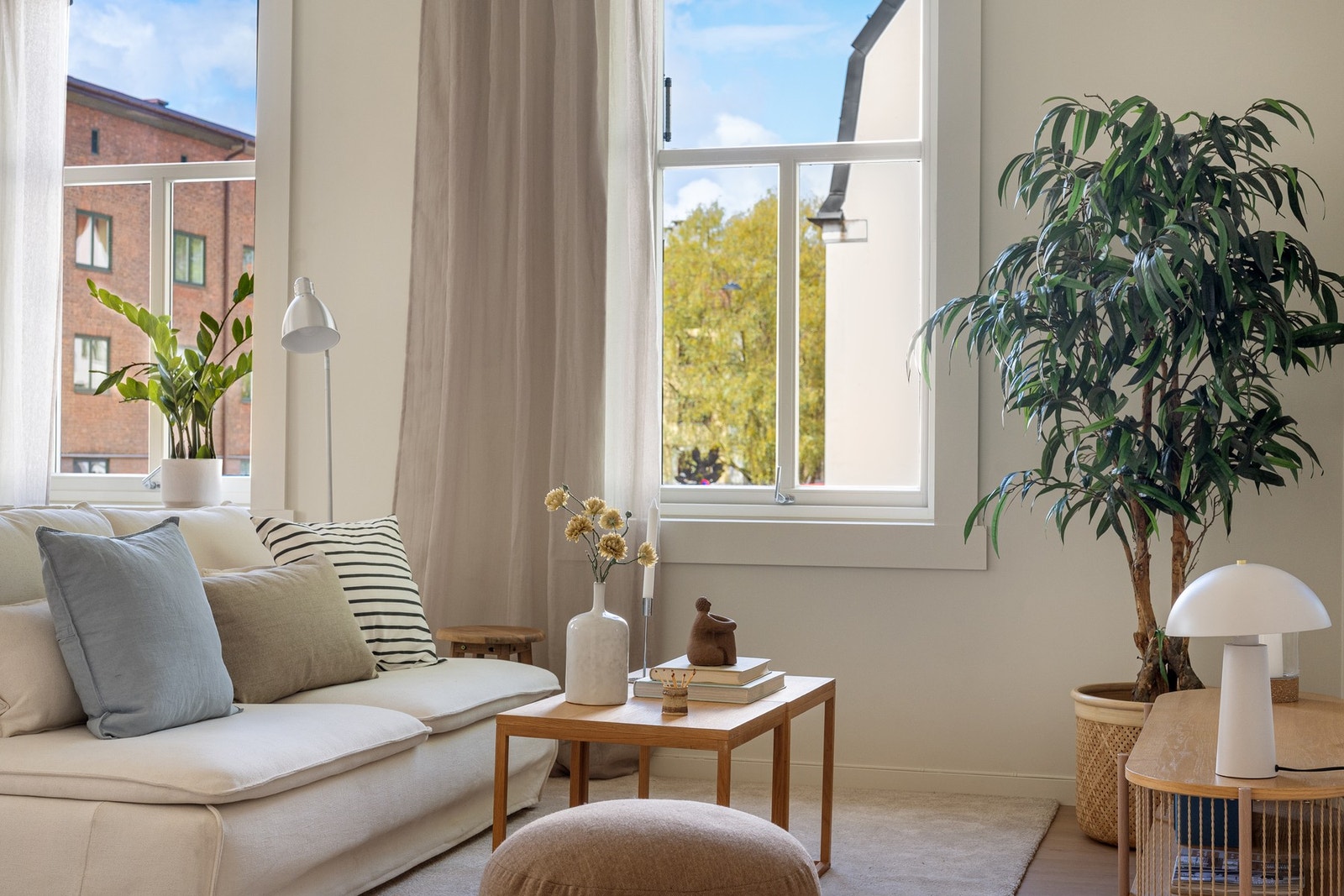 Vindusoverflater som slipper inn rikelig med naturlig lys Galleribilde