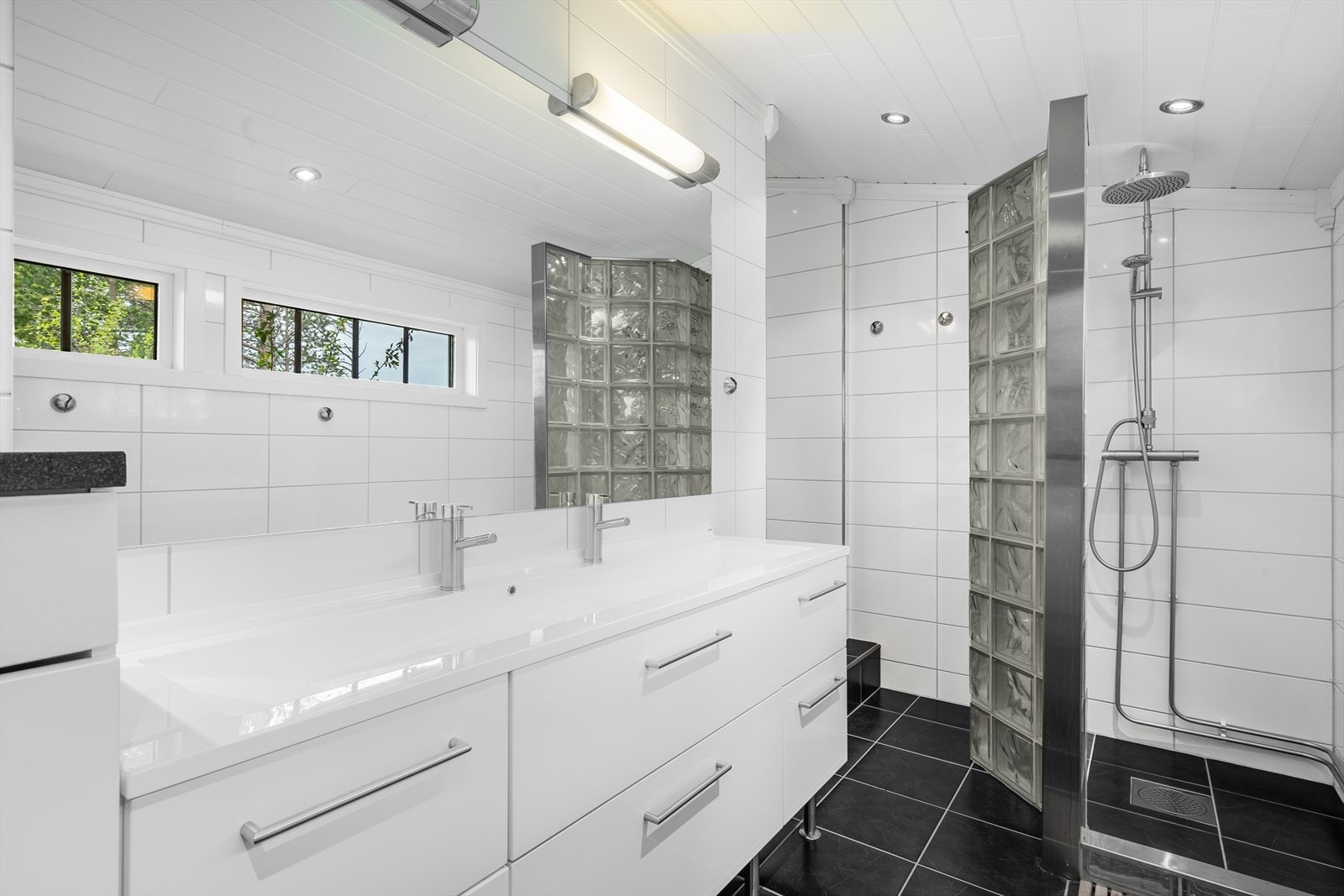 Badet fremstår lyst og pent med flislagte vegger og gulv, samt panel i himling. Galleribilde