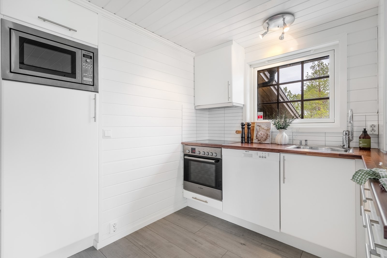 Kjøkkenet er utstyrt med integrert komfyr, platetopp, kjøleskap og mikro, samt frittstående oppvaskmaskin. Galleribilde