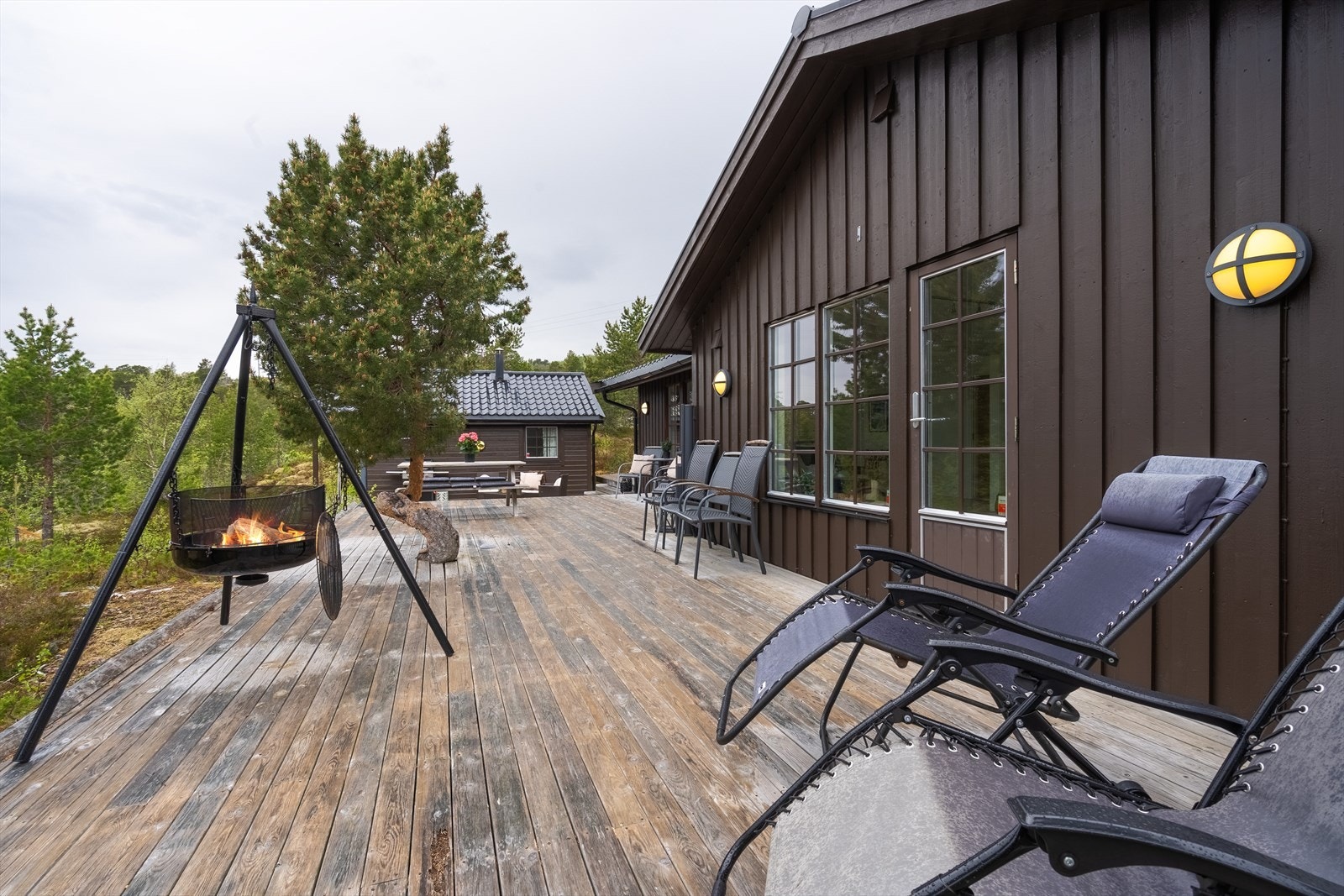 Hytta har terrasse på 135 kvm som gir god plass til sosiale sammenkomster! Galleribilde