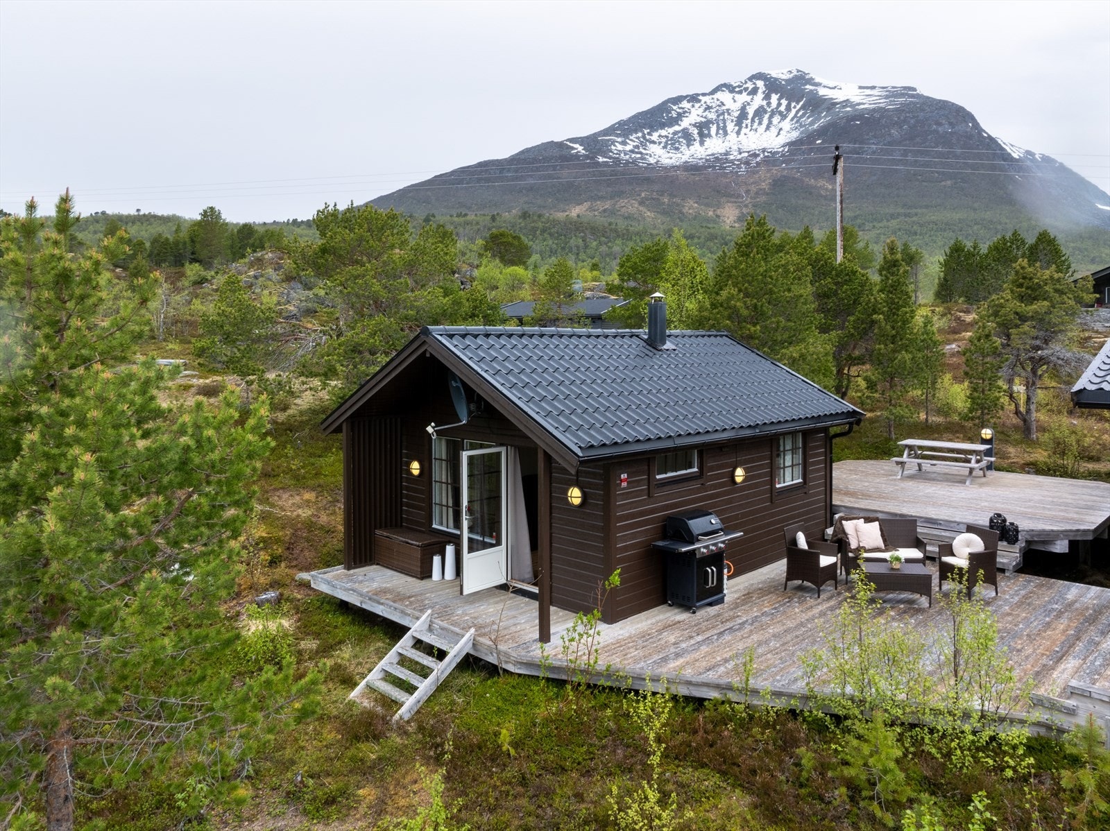 På eiendommen finner man også et koselig anneks med lys stue og to rom innredet som soverom, perfekt for overnattingsgjester eller familie. Galleribilde