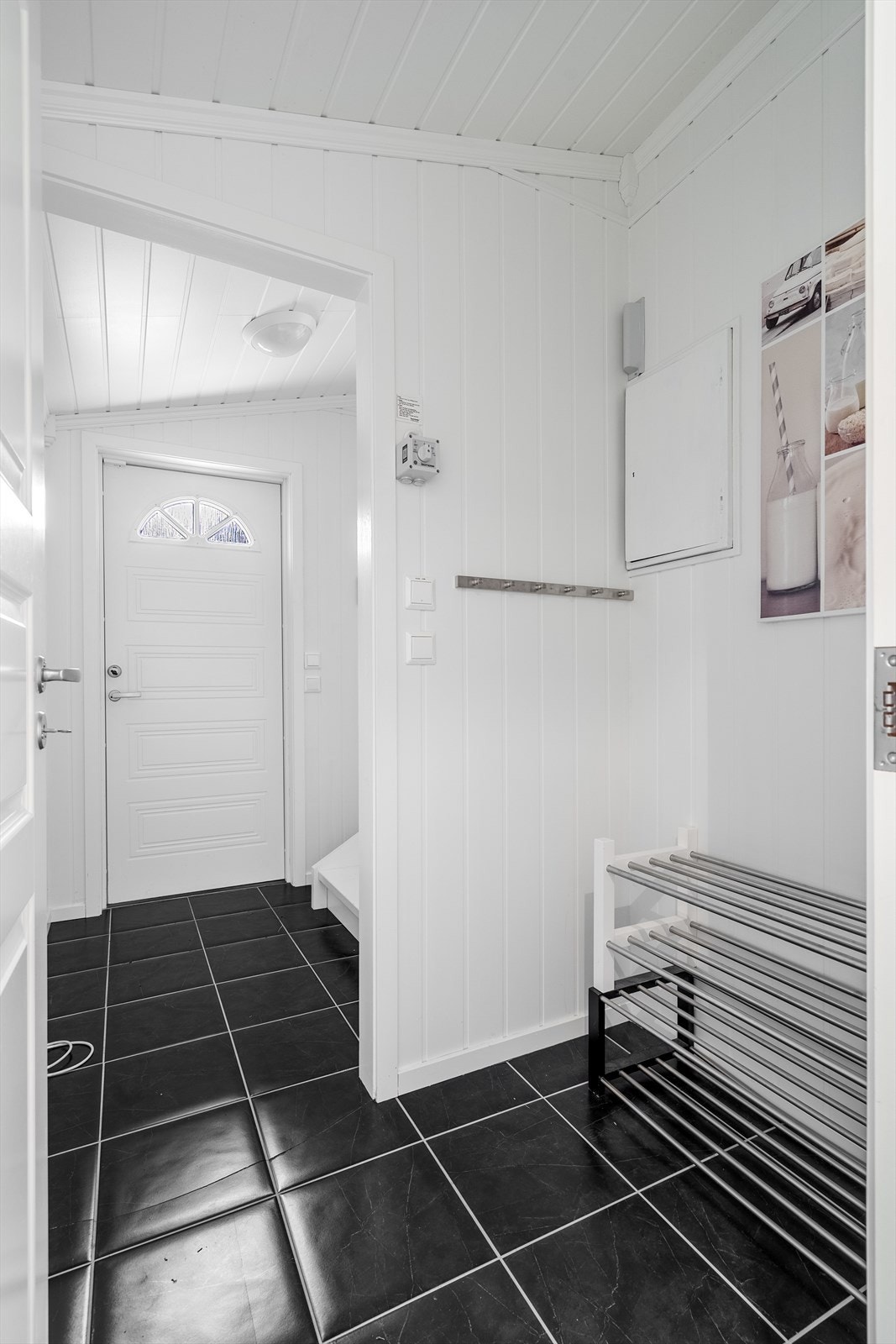 Entré og gang med god plass til sko og yttertøy. Galleribilde