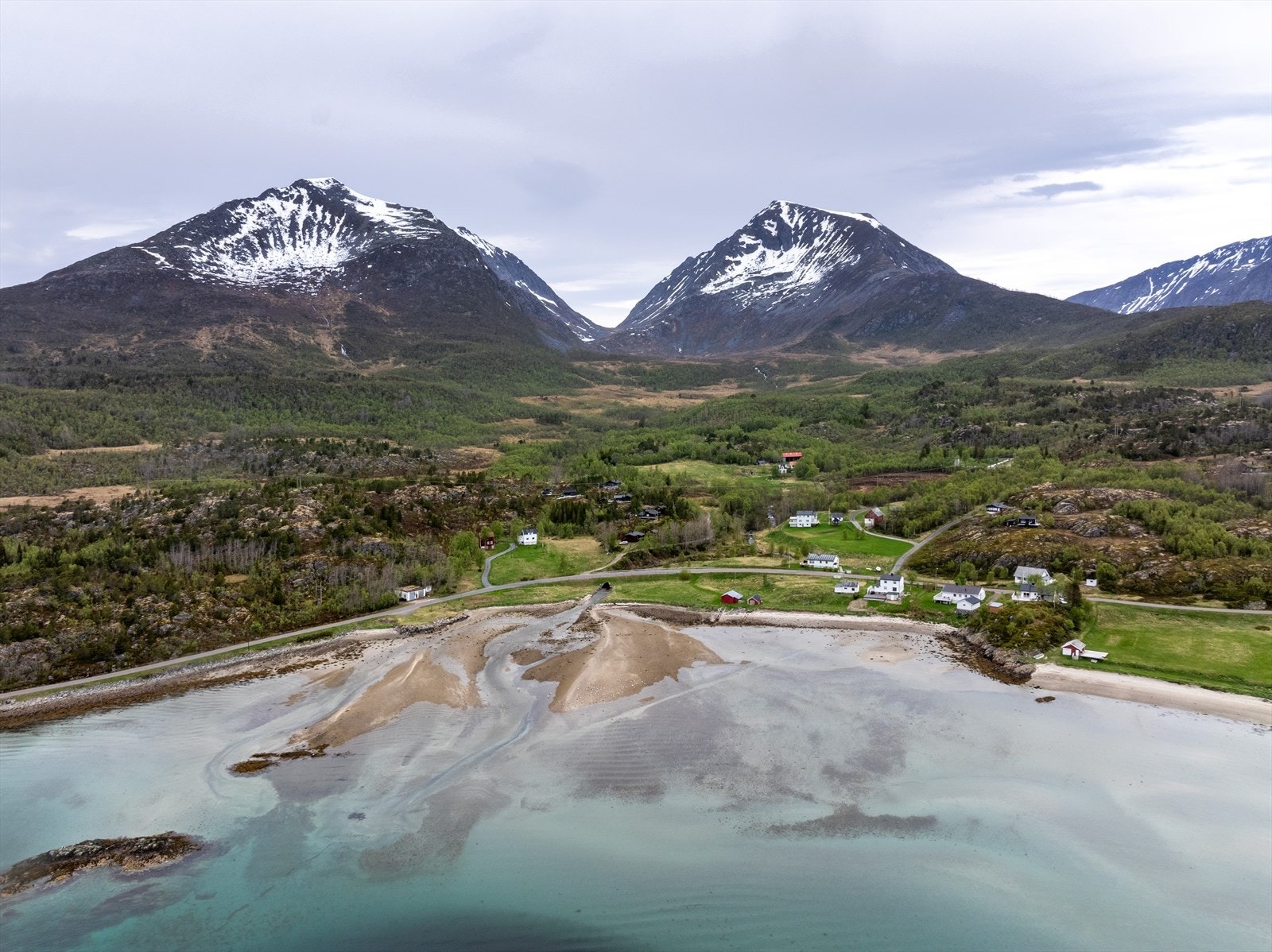 Idylliske Sør-Senja med Buviktinden og Lonketinden i bakgrunnen og med utsikt til Buvika og Buvikstranda fra hytta. Galleribilde