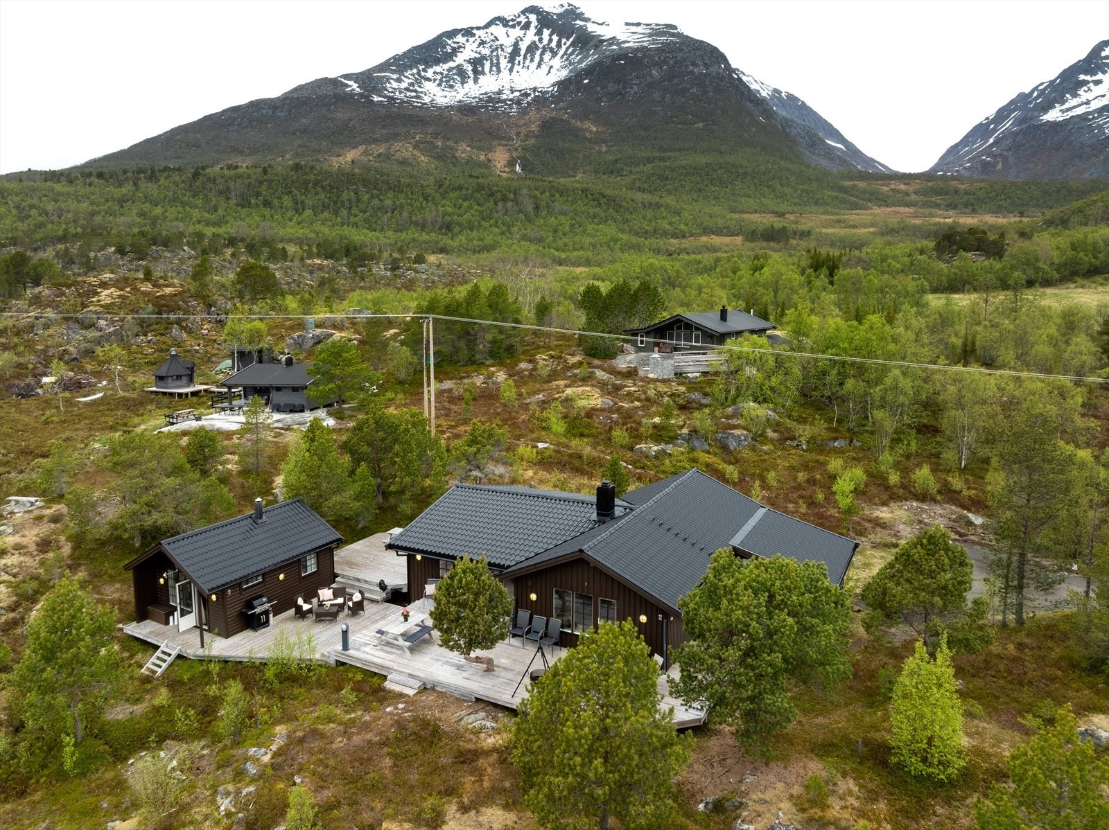 Her får du en ekte hyttefølelse med nærhet til naturen, hvor du kan nyte stillheten, frisk sjøluft og vakker utsikt mot det omkringliggende landskapet. Galleribilde