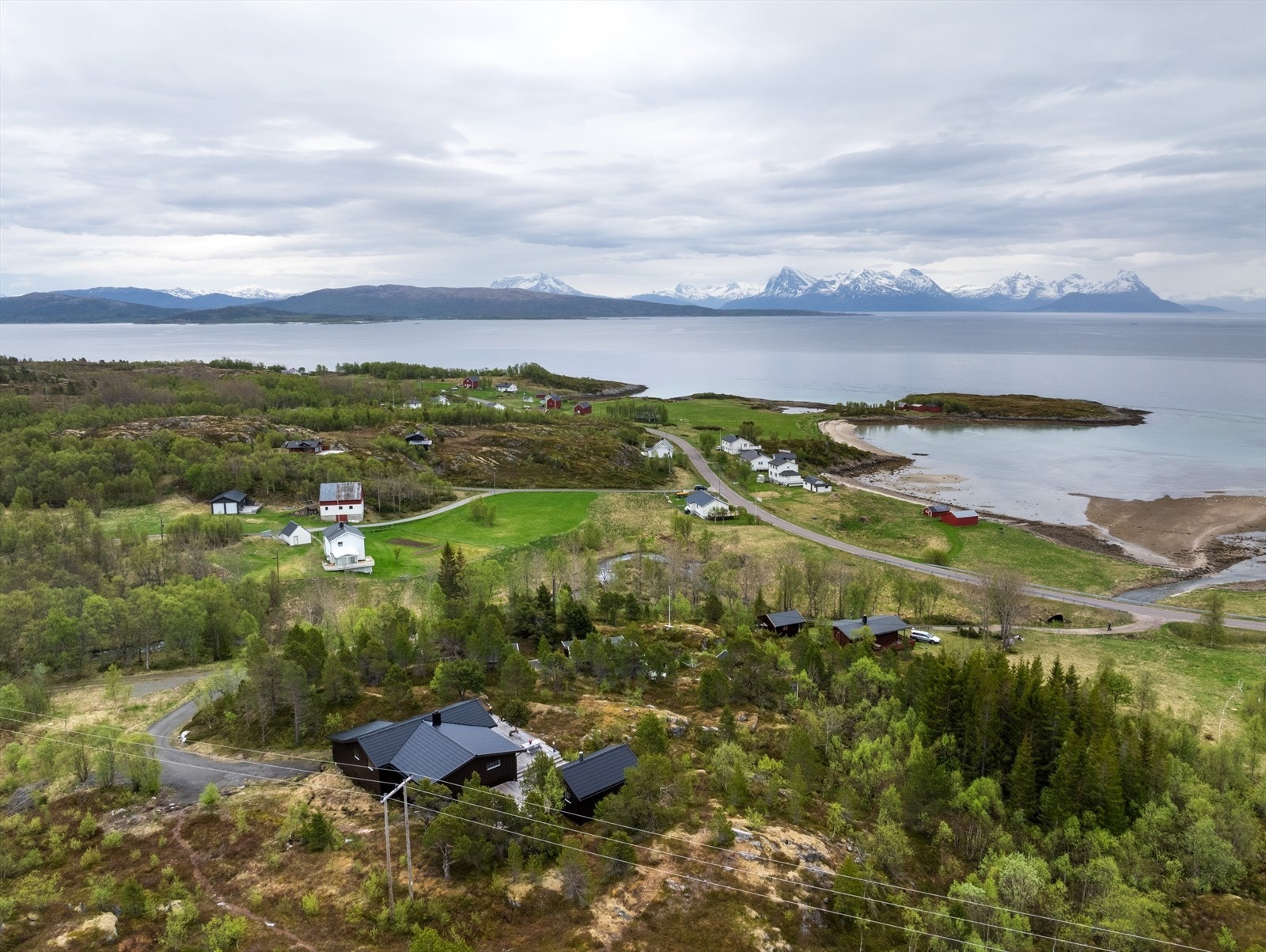 Det er ca. 11 minutter til dagligvarebutikk på Stonglandseidet, samtidig som Finnsnes kan nås på under en time med bil. Galleribilde