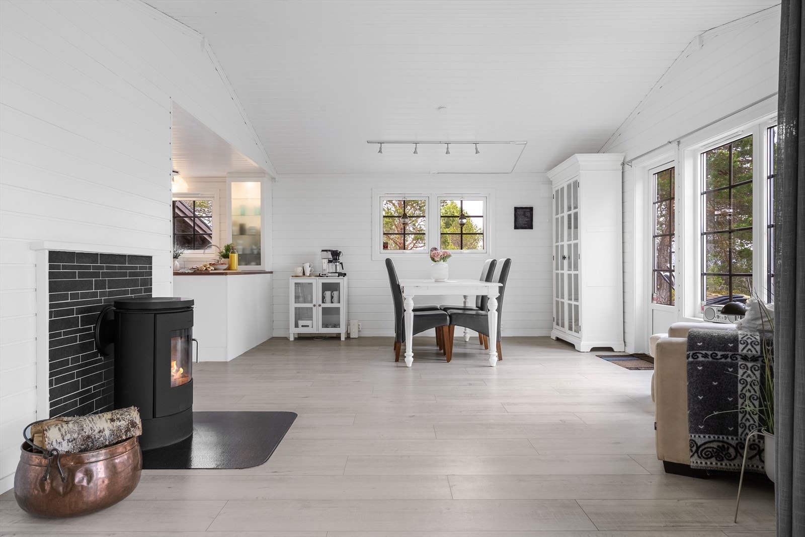 Her er det god plass til både sofagruppe og egen spisestuesone, noe som skaper en sosial og innbydende løsning. Galleribilde