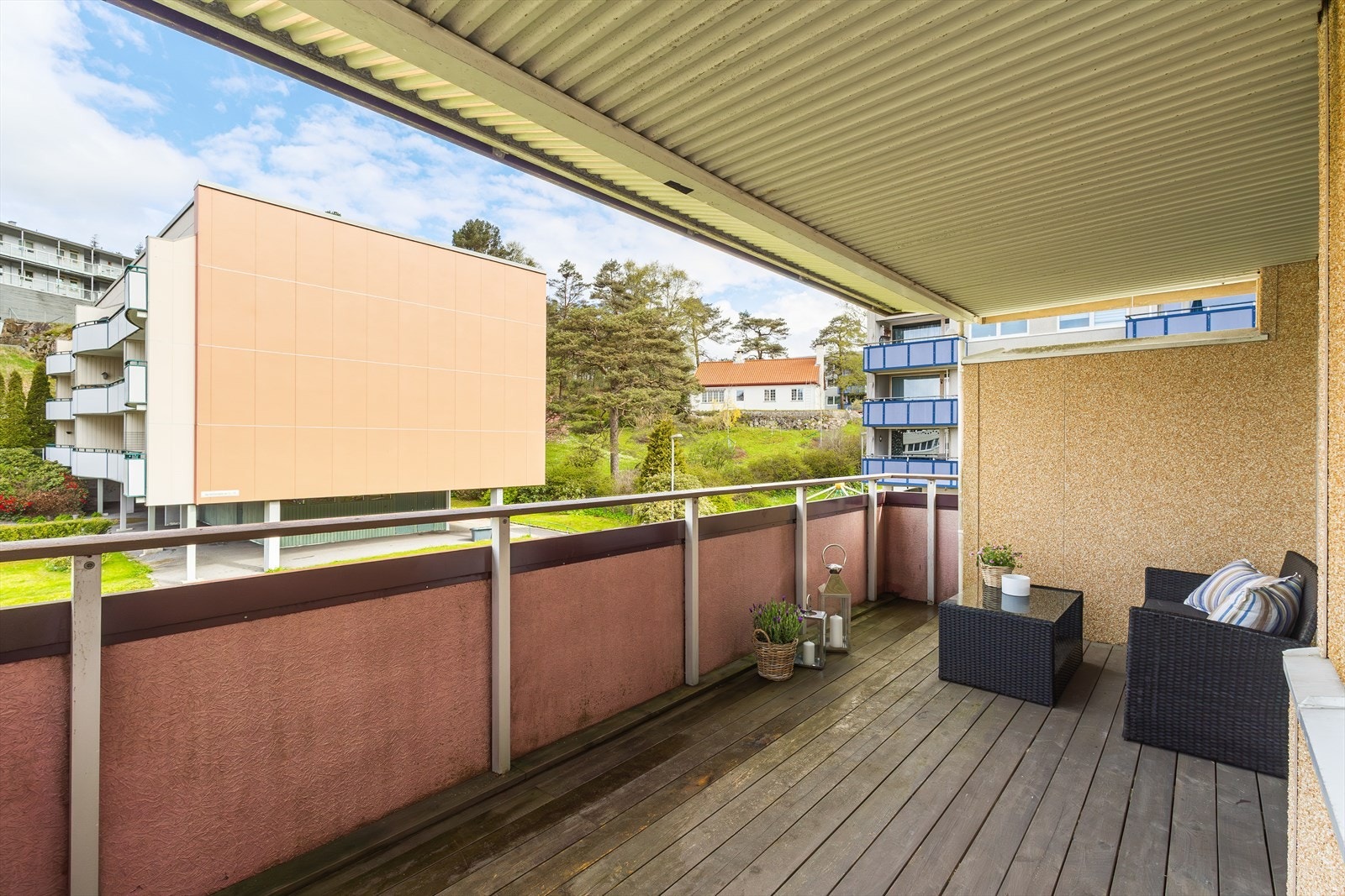 Overbygget altan på ca. 13 m² med god plass til utemøbler. Galleribilde