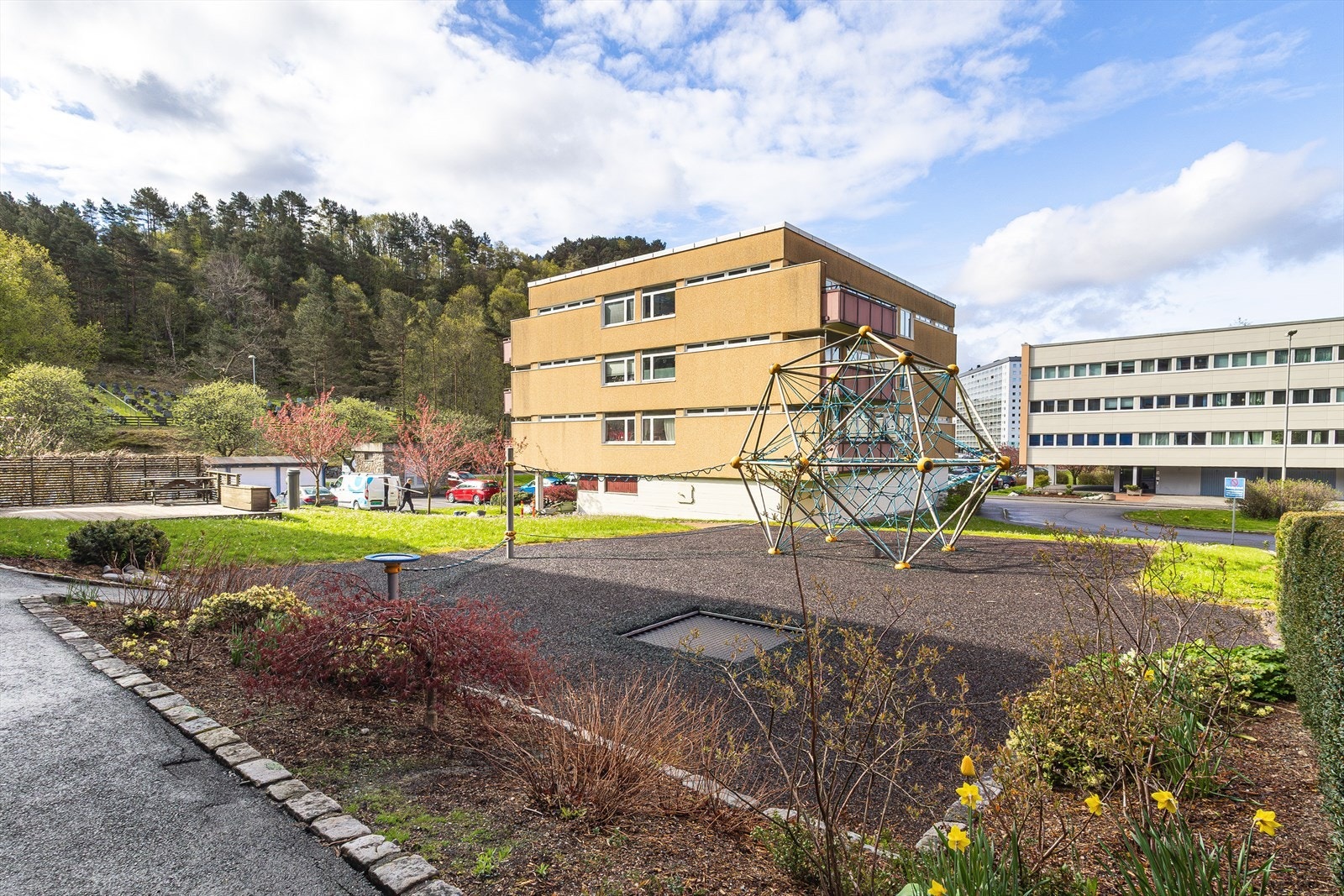Tomten er pent opparbeidet med interne veier, lekeplass, grøntområder samt variert beplantning og prydbusker, som skaper et hyggelig og trivelig bomiljø. Galleribilde