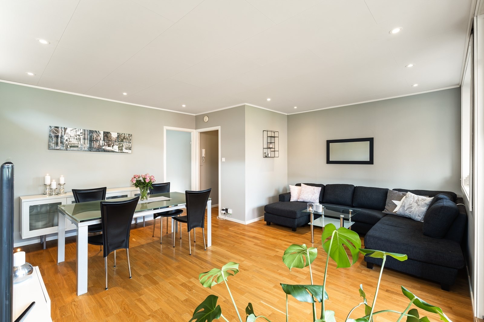 Stuen er romslig og måler 23,1 m², med god plass til å innrede ulike soner for både sofagruppe og spiseplass. Galleribilde