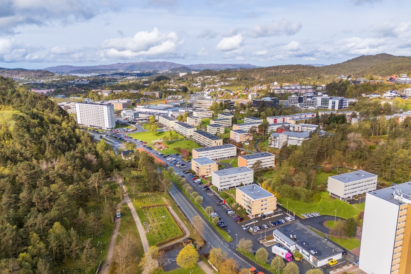 Leiligheten har en attraktiv og sentral beliggenhet i Fyllingsdalen, med kort vei til det meste av servicetilbud og kollektivtransport. Galleribilde