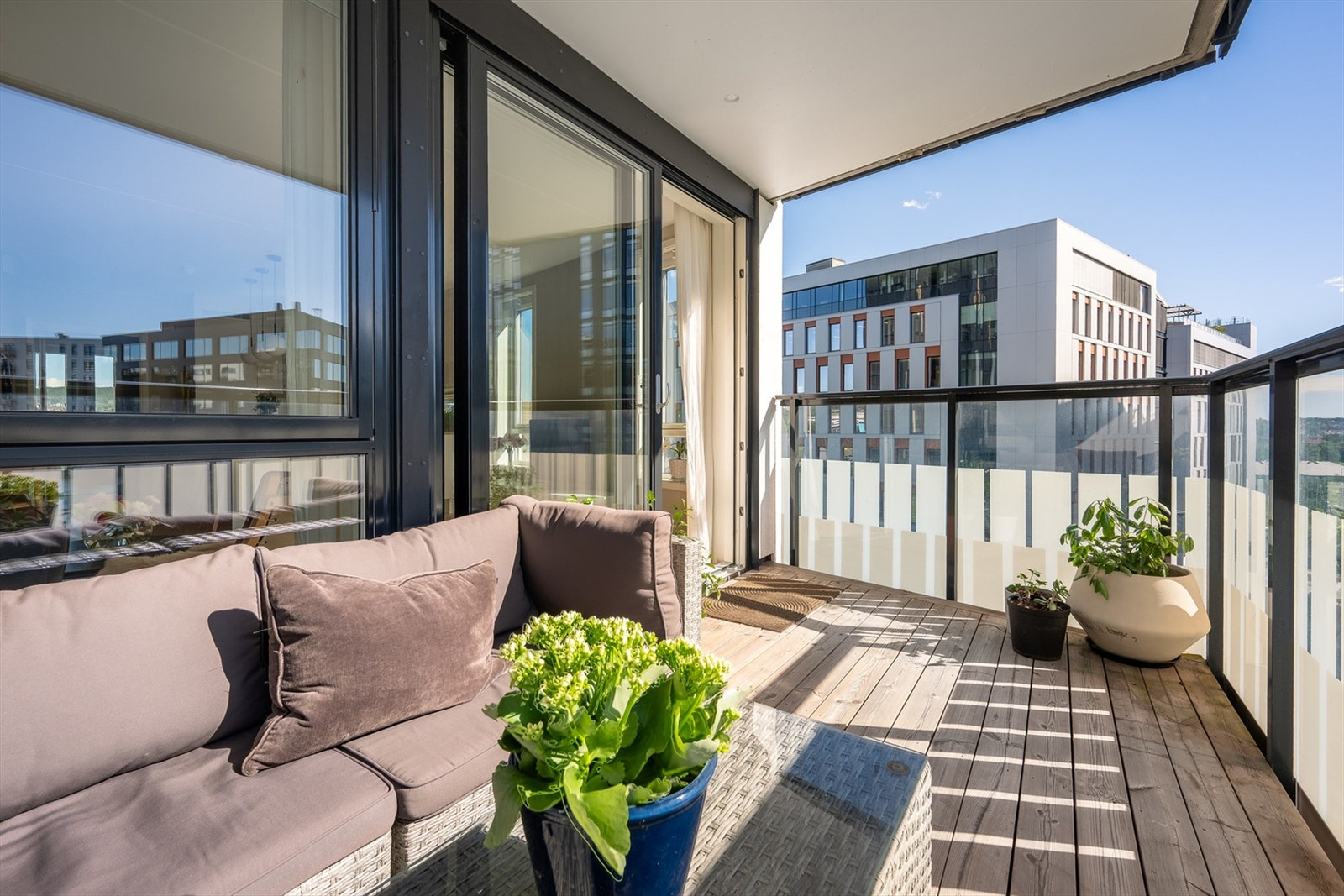 Balkongen fra stuen har fine solforhold med ettermiddagssol, så her kan flotte kvelder nytes i godt selskap Galleribilde