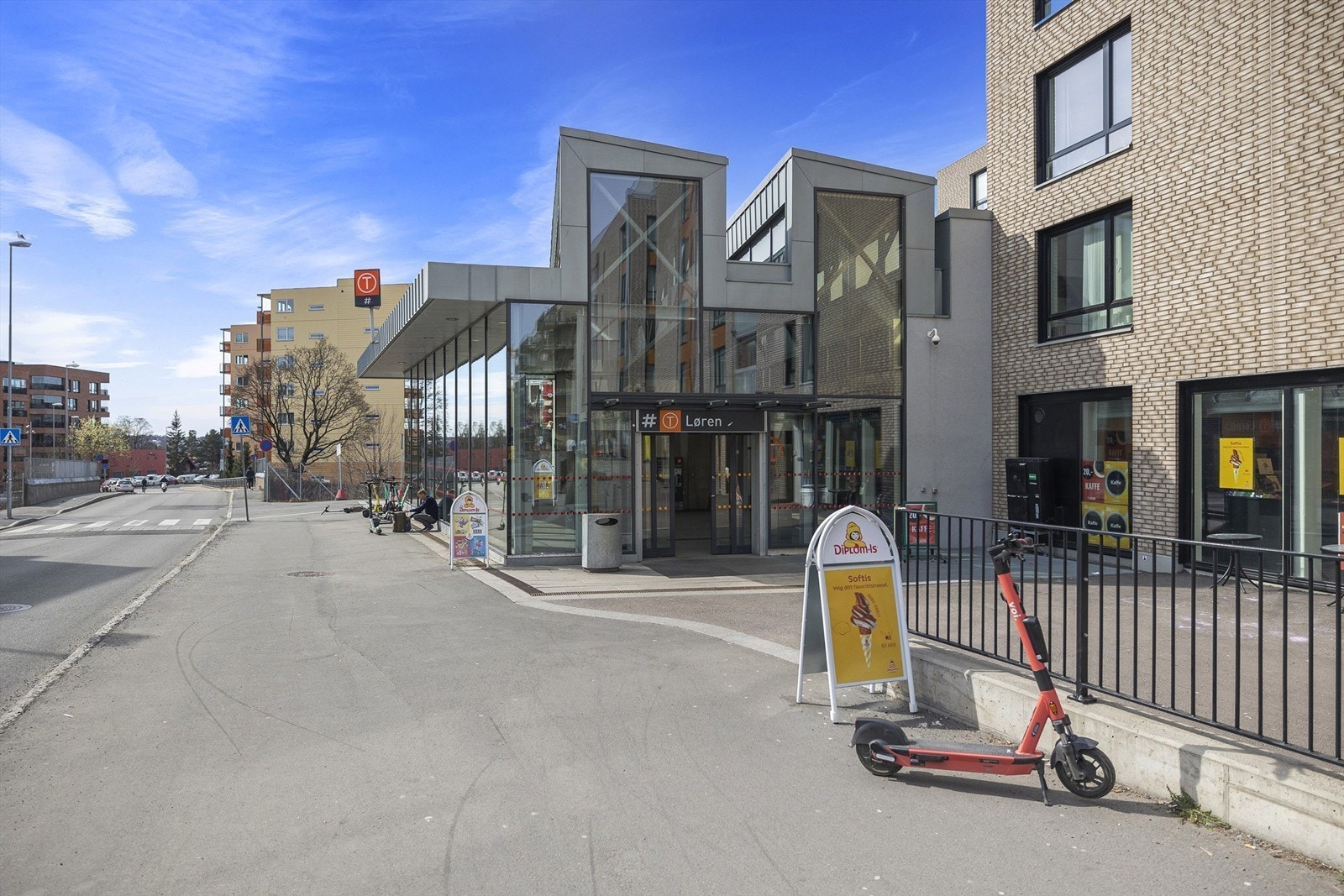 Kort vei til Løren T-banestasjon og bussholdeplasser med hyppige avganger mot sentrum og omegn. Galleribilde
