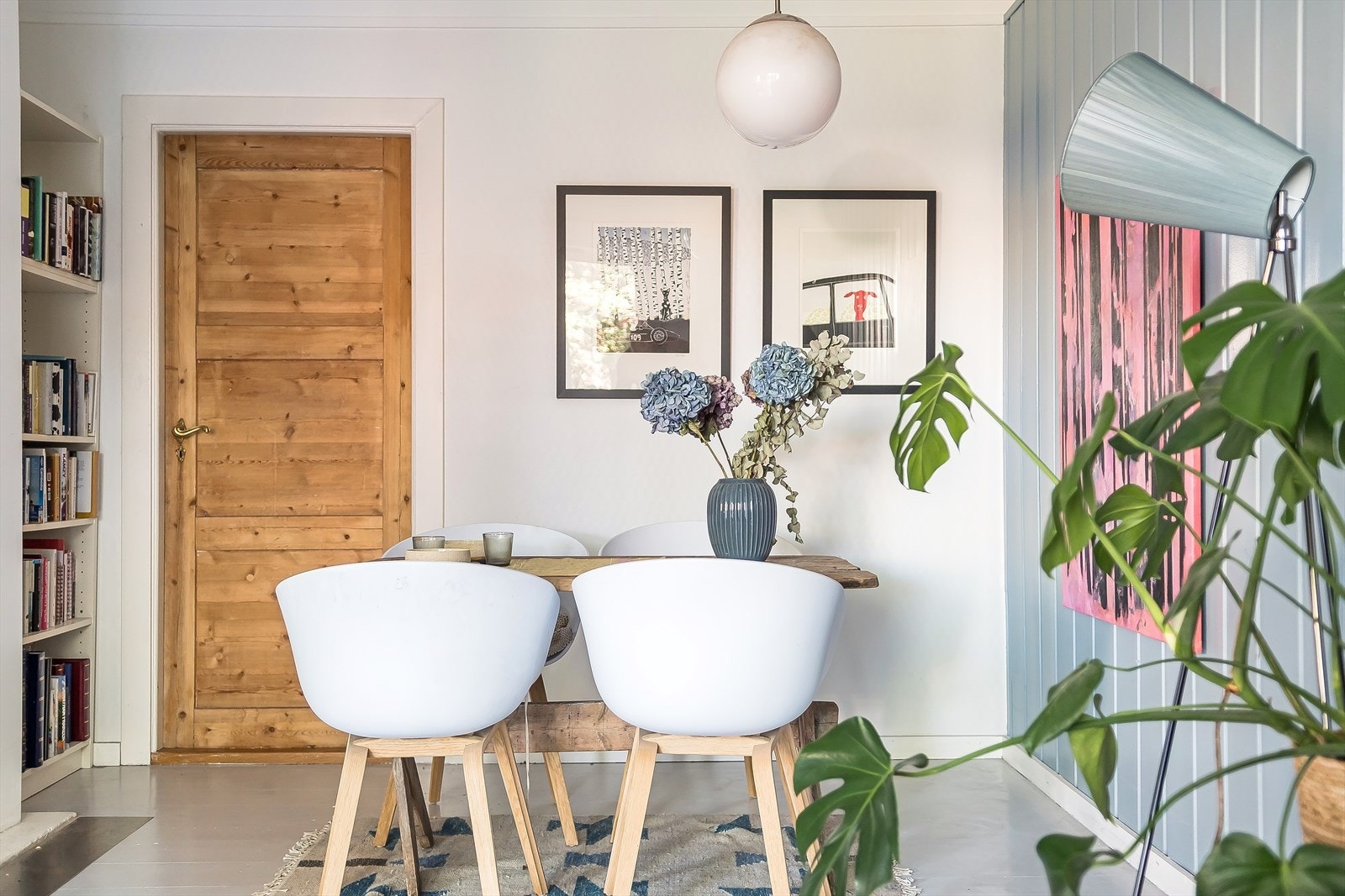 Her er det god plass til spisebord med mulighet for å invitere mange matglade gjester! Galleribilde