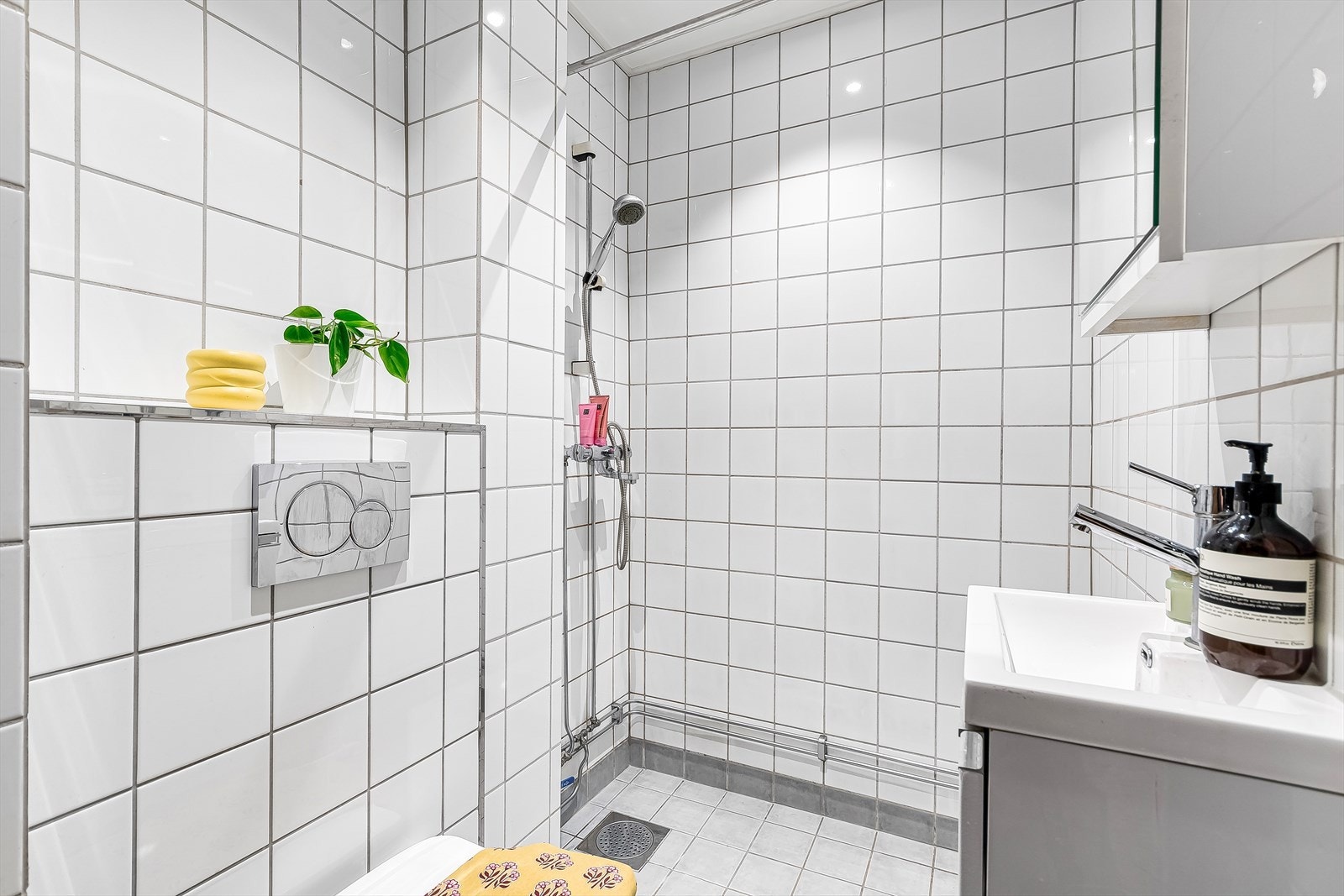 Lyst, flislagt bad med varme i gulv. Galleribilde