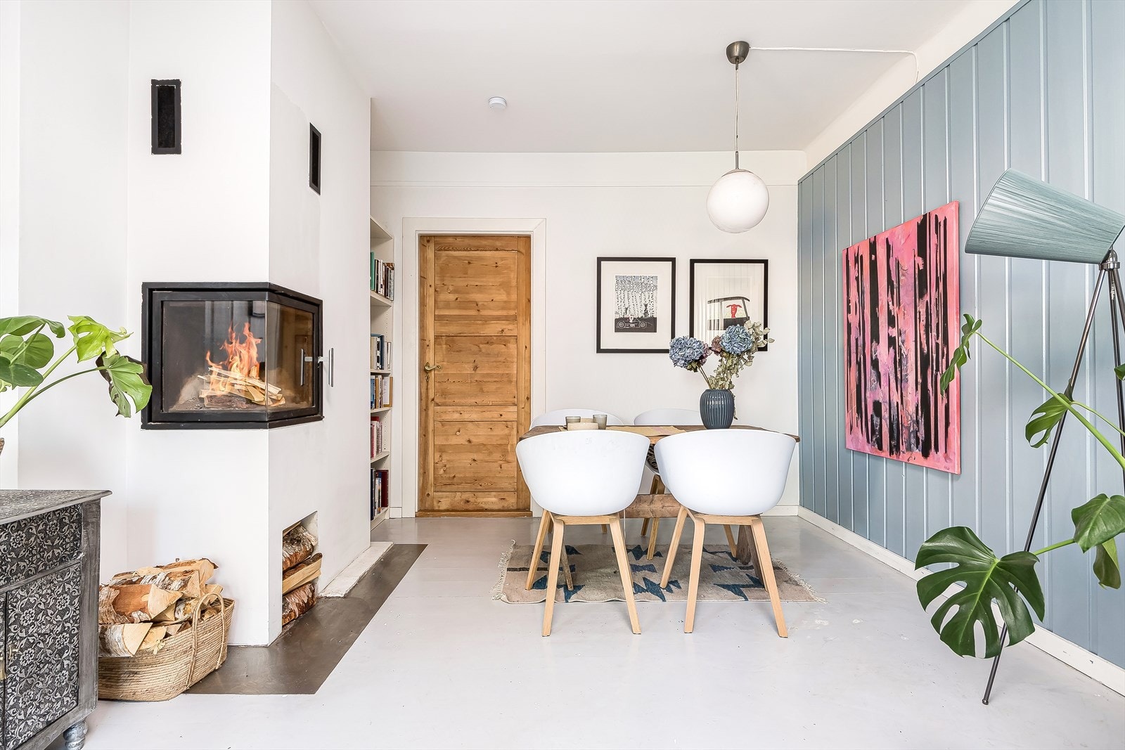 Her får du en sosial og åpen sone med plass til både sofagruppe og spisebord. Galleribilde