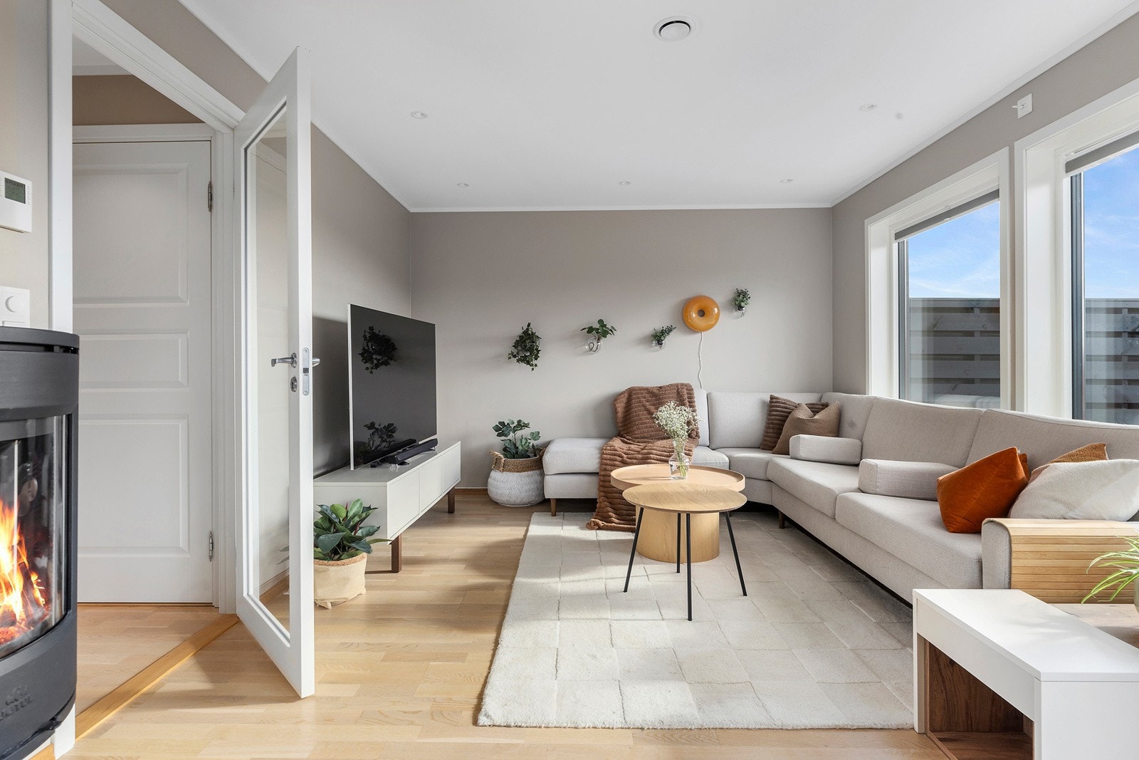 Stuen er lys og luftig og har god plass til sofagruppe og eget område til spisebord. Galleribilde
