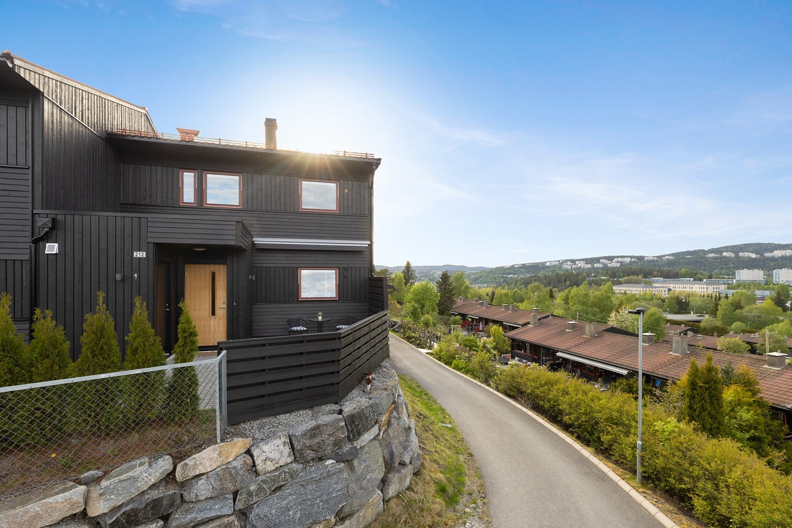 Boligen ligger i enden av rekken og ligger svært godt til med ingen gjenboere. Galleribilde