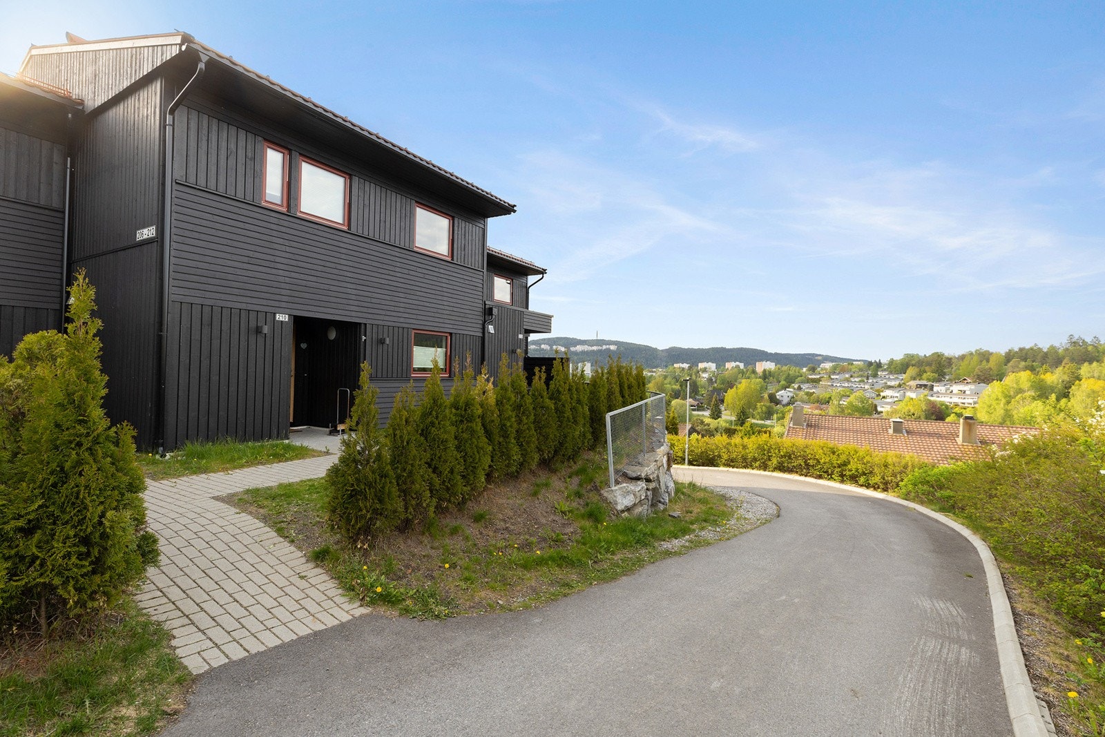 Inngang til boligen fra bilfrie internveier. Galleribilde