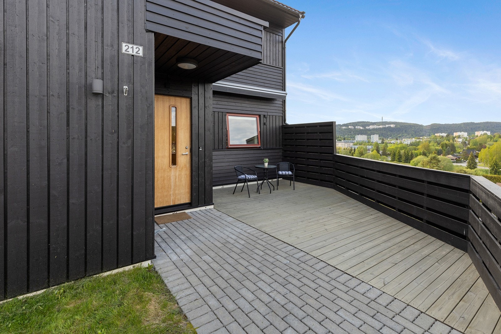 Ved entré er det østvendt terrasse med flott morgensol. Galleribilde