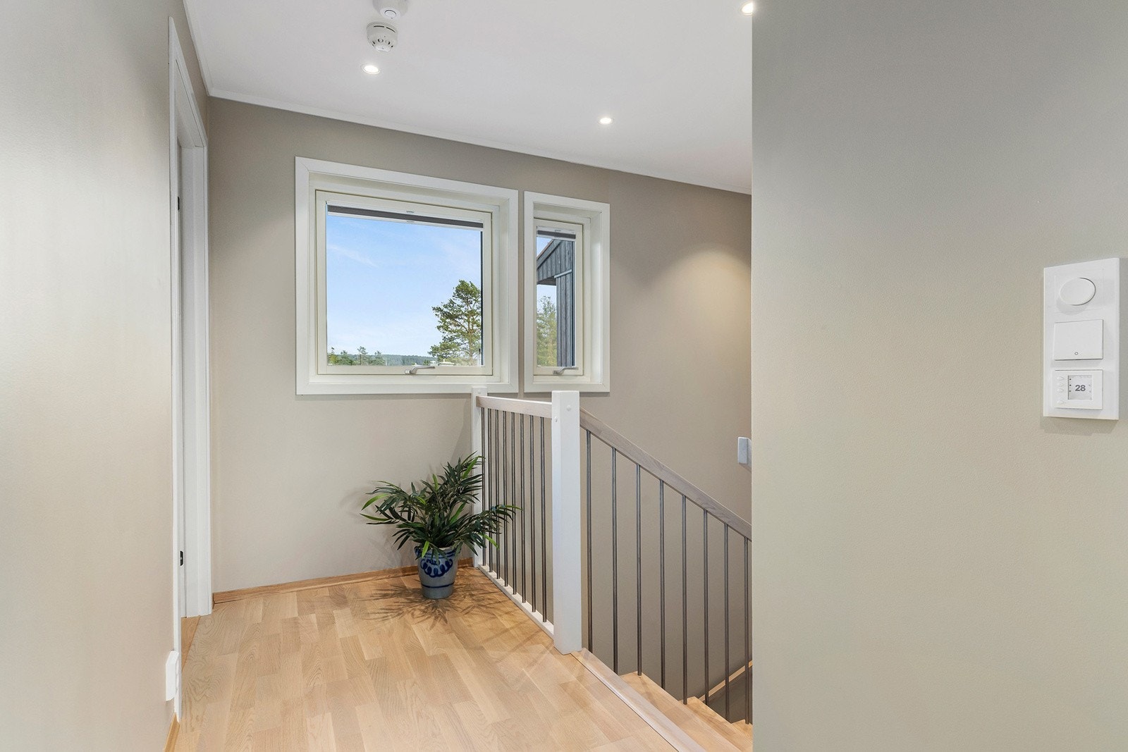 I gangen i 2. etasje har man luke til kaldloft som byr på godt med lagringsplass. Galleribilde