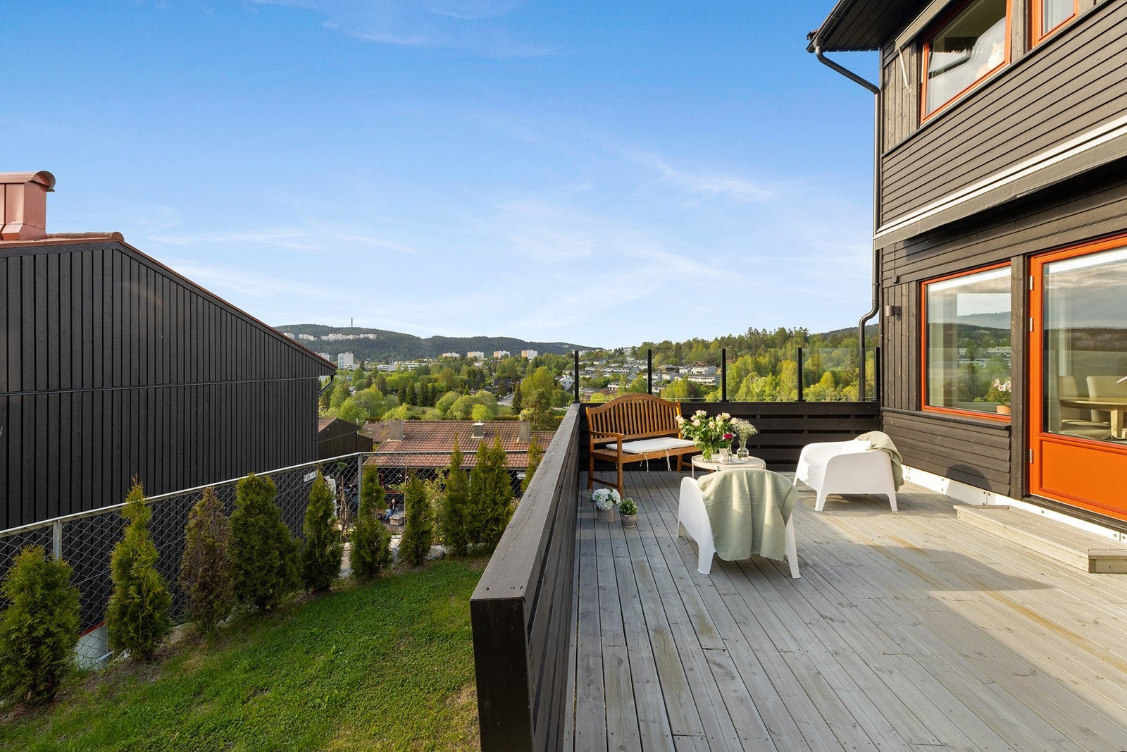 Fra terrassen er det nedgang til egen hage. Galleribilde