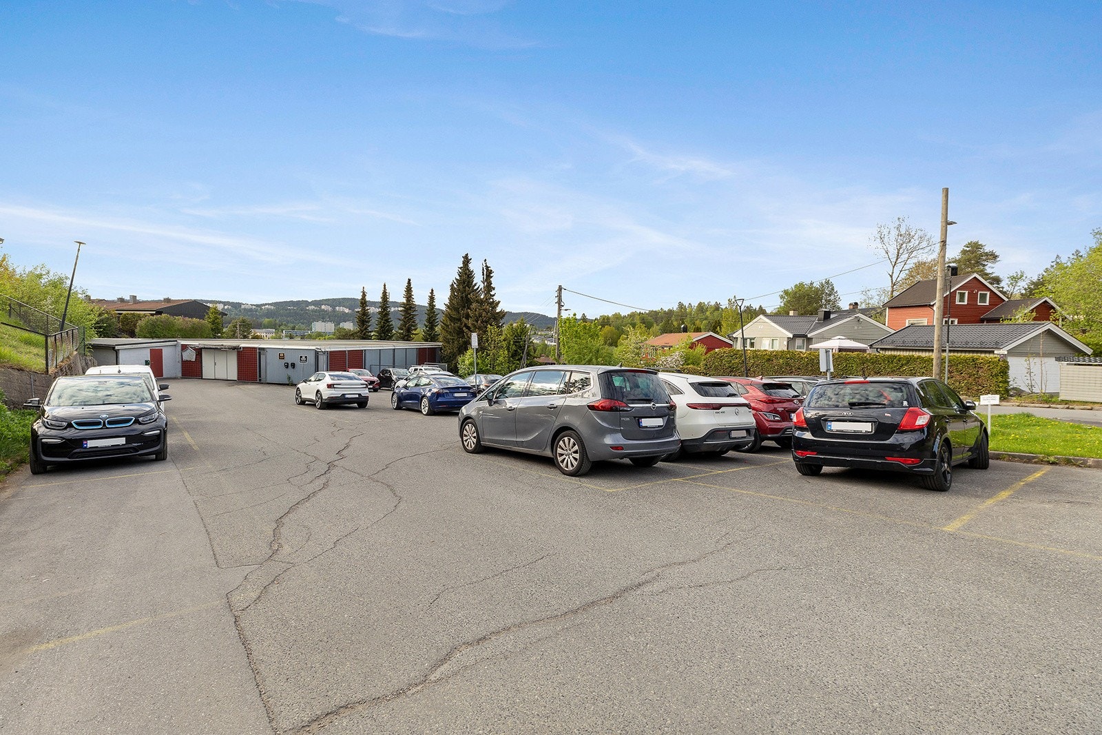 Borettslaget har godt med gjesteparkering og det kan leies parkeringsplass ute. Galleribilde