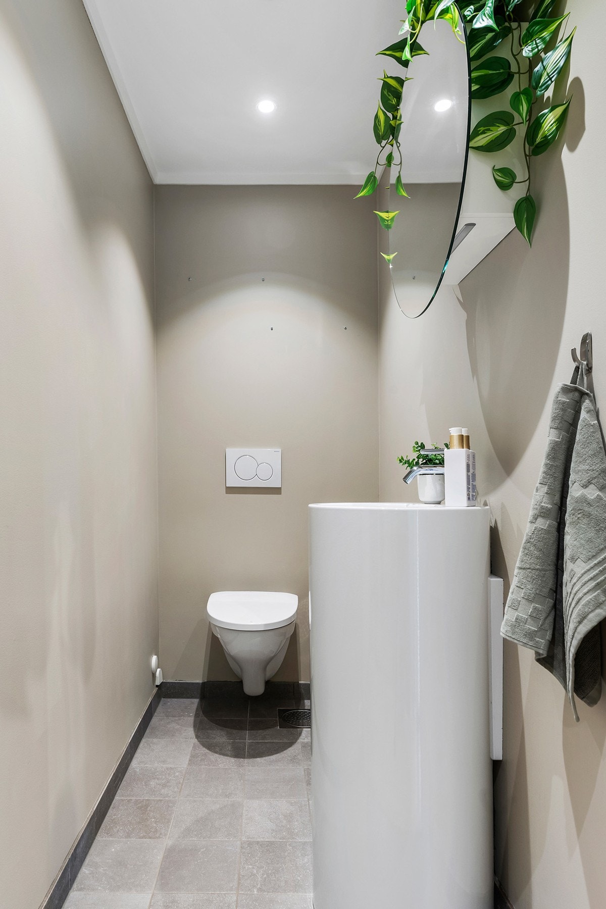Lekkert toalettrom i 1.etasje. Galleribilde