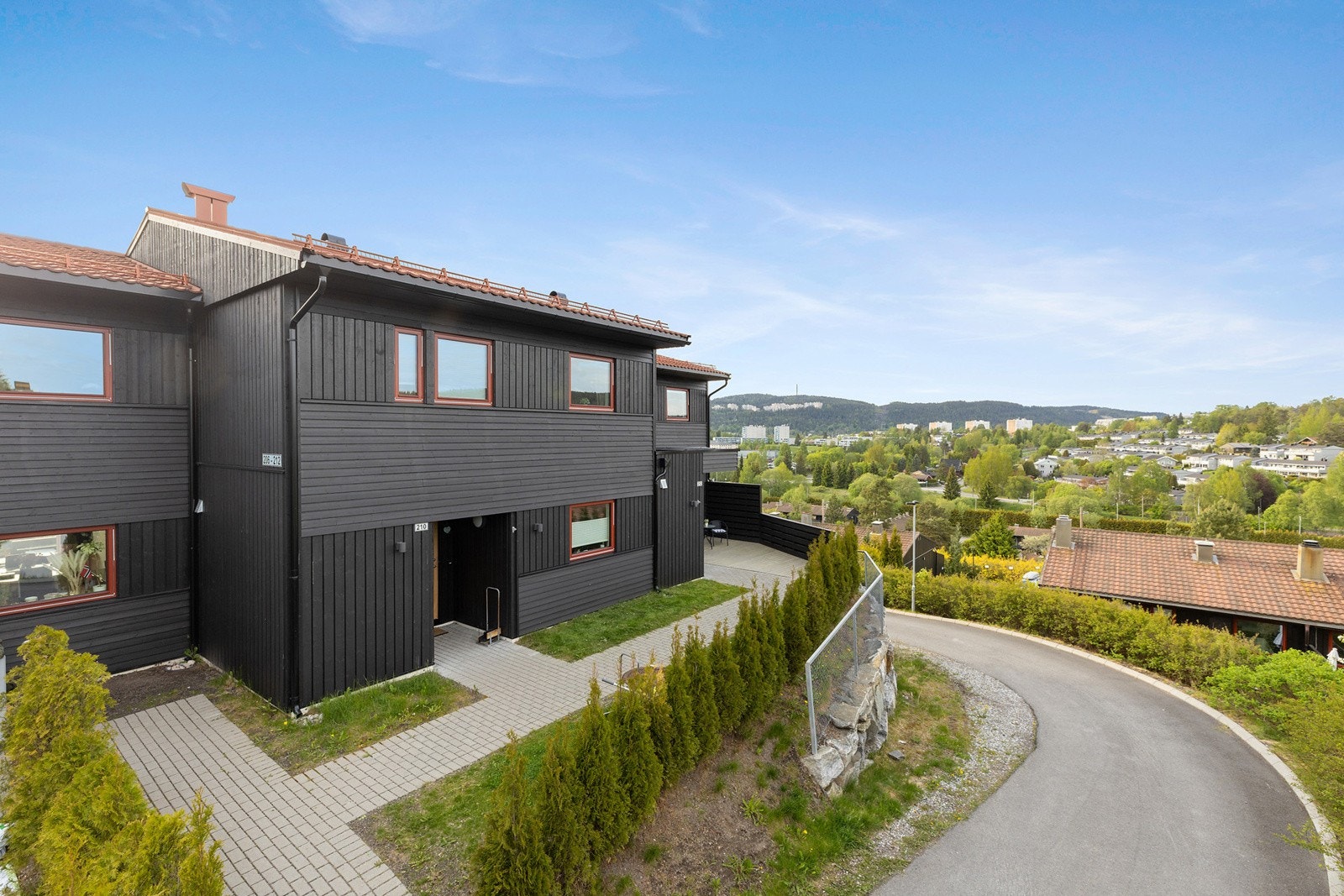 Boligen ligger i et populært og barnevennlig område på Gamle Stovner, med flotte grøntområder rett utenfor døren. Galleribilde