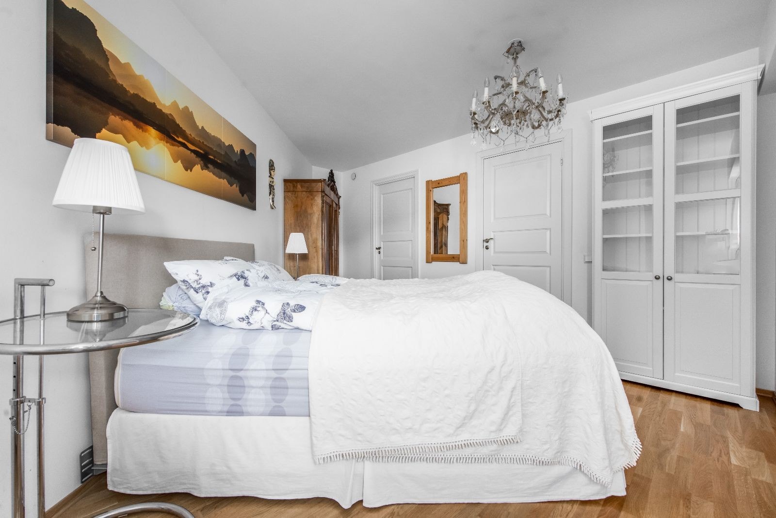 Stort soverom med walk-in-closet/bod og inngang til badet Galleribilde
