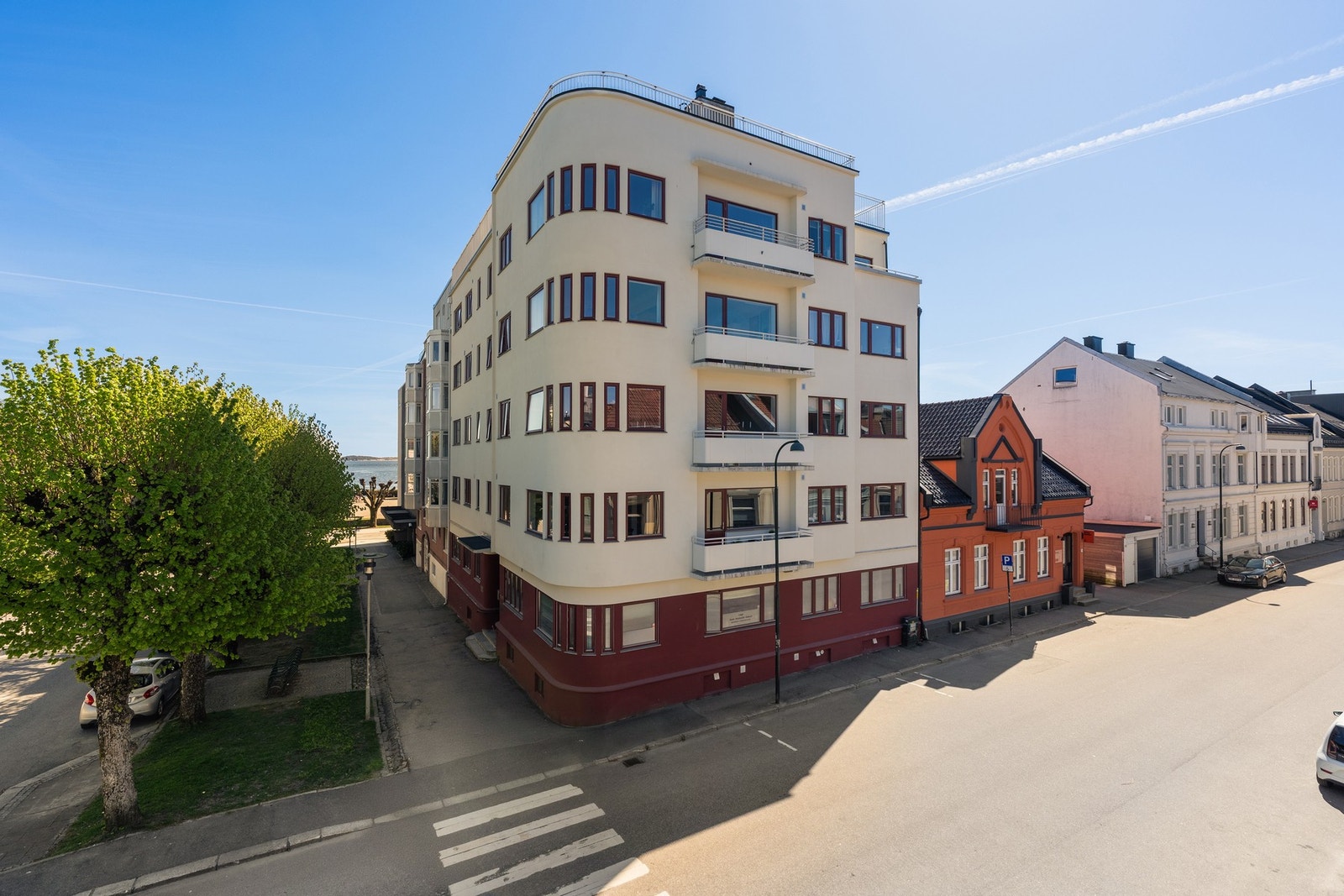 Tresse, Strandpromenaden ligger like nedenfor eiendommen. Galleribilde