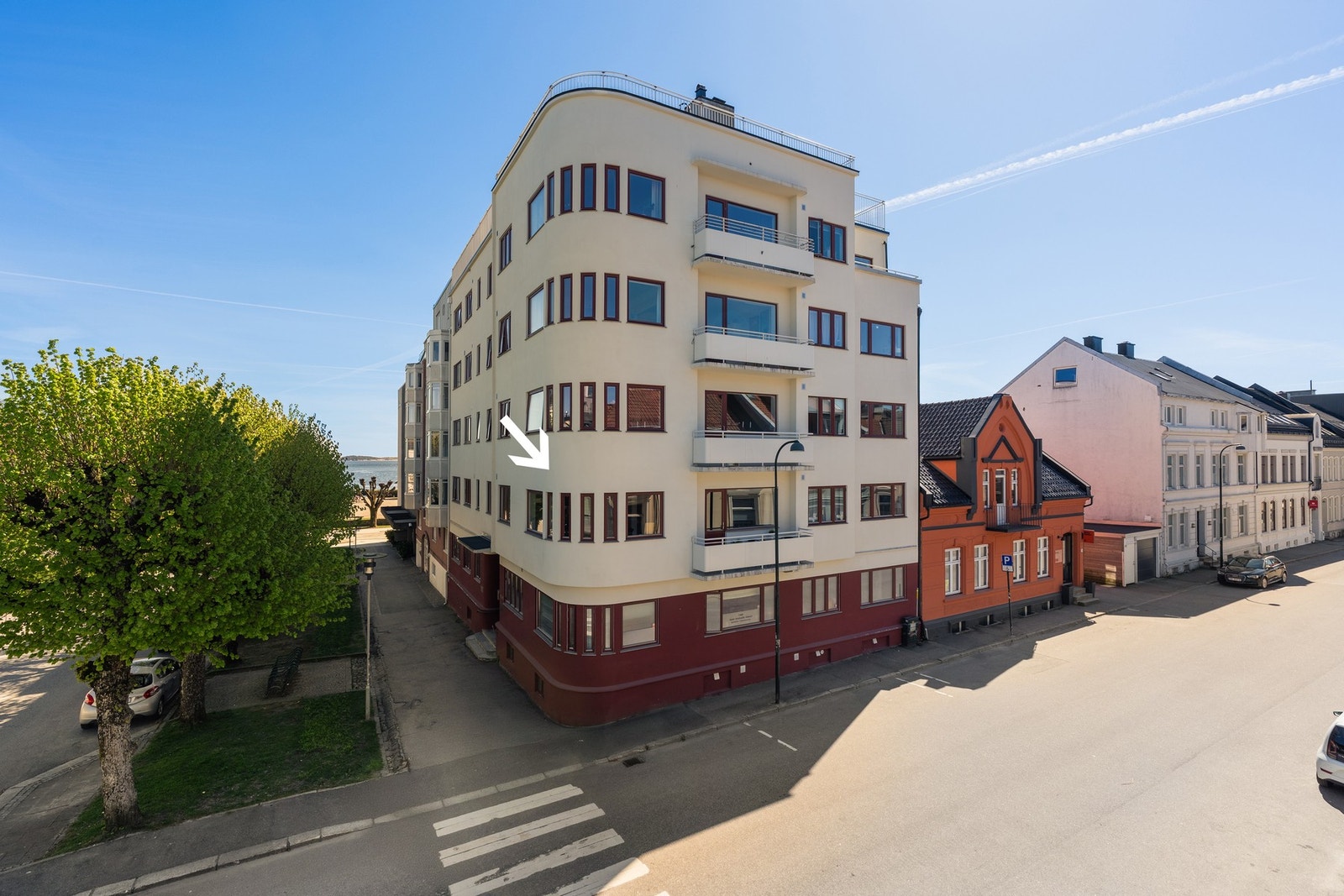 Leiligheten har en attraktiv beliggenhet i Kvadraturen nært Strandpromenaden. Fasaden på bygget er renovert for få år siden. Galleribilde