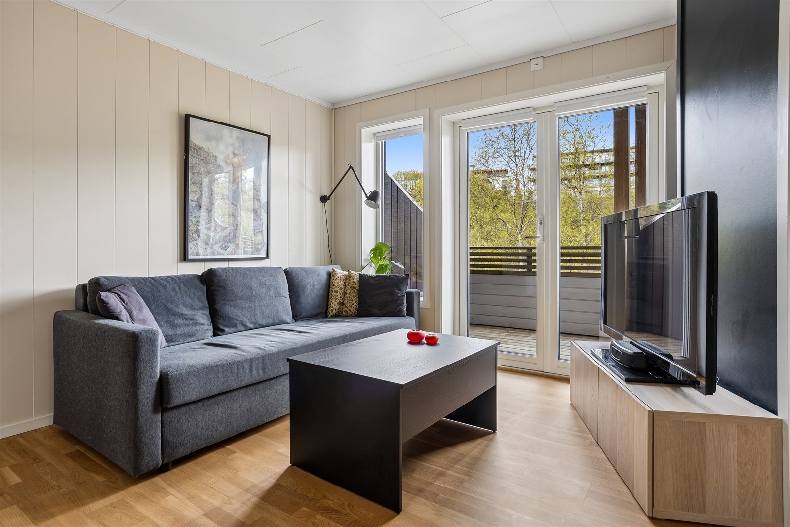 Stuen har plass til sofagruppe og rikelig med lysinnslipp fra store vindusflater. Utgang til balkongen. Galleribilde