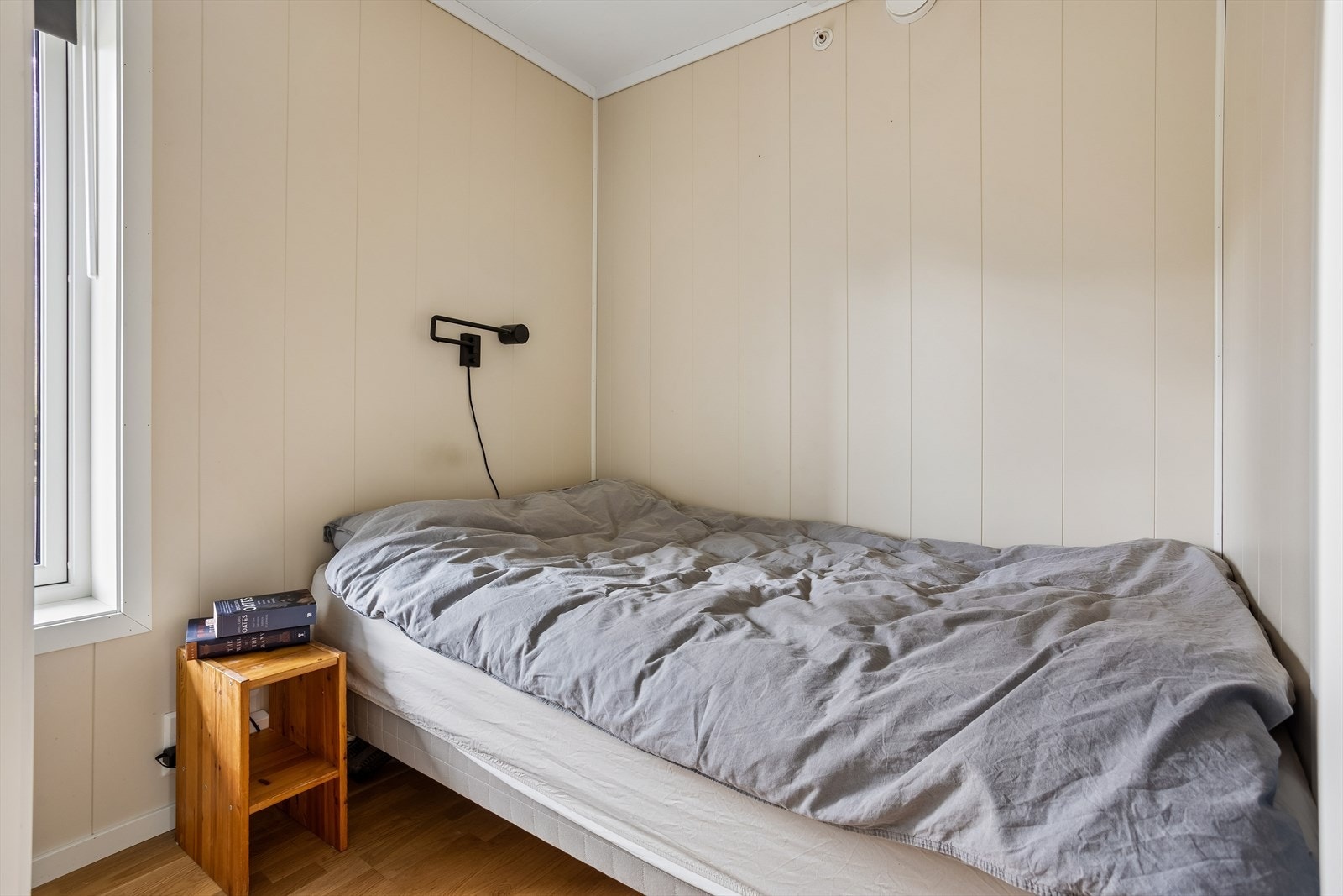 Rommet har parkett på gulvet og vegger med smartpanel, i likhet med resten av leiligheten. Galleribilde
