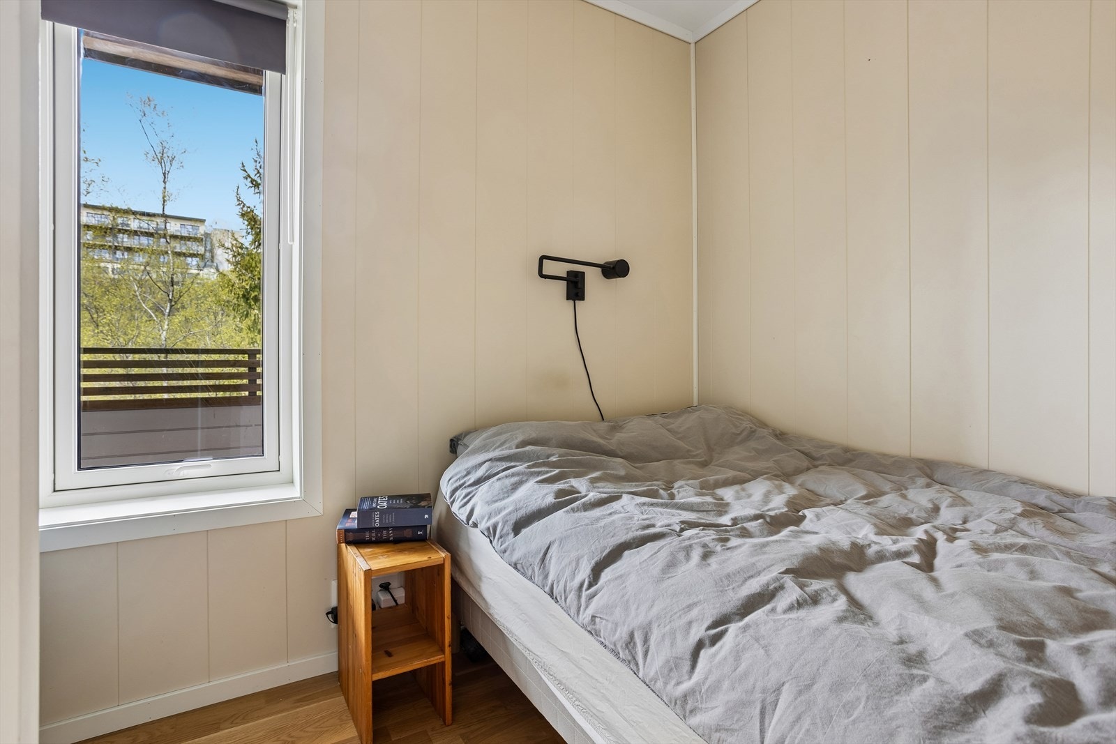 Sovealkoven er etablert som et eget rom med plass til seng. Rommet har vindu med isolerglass. Galleribilde