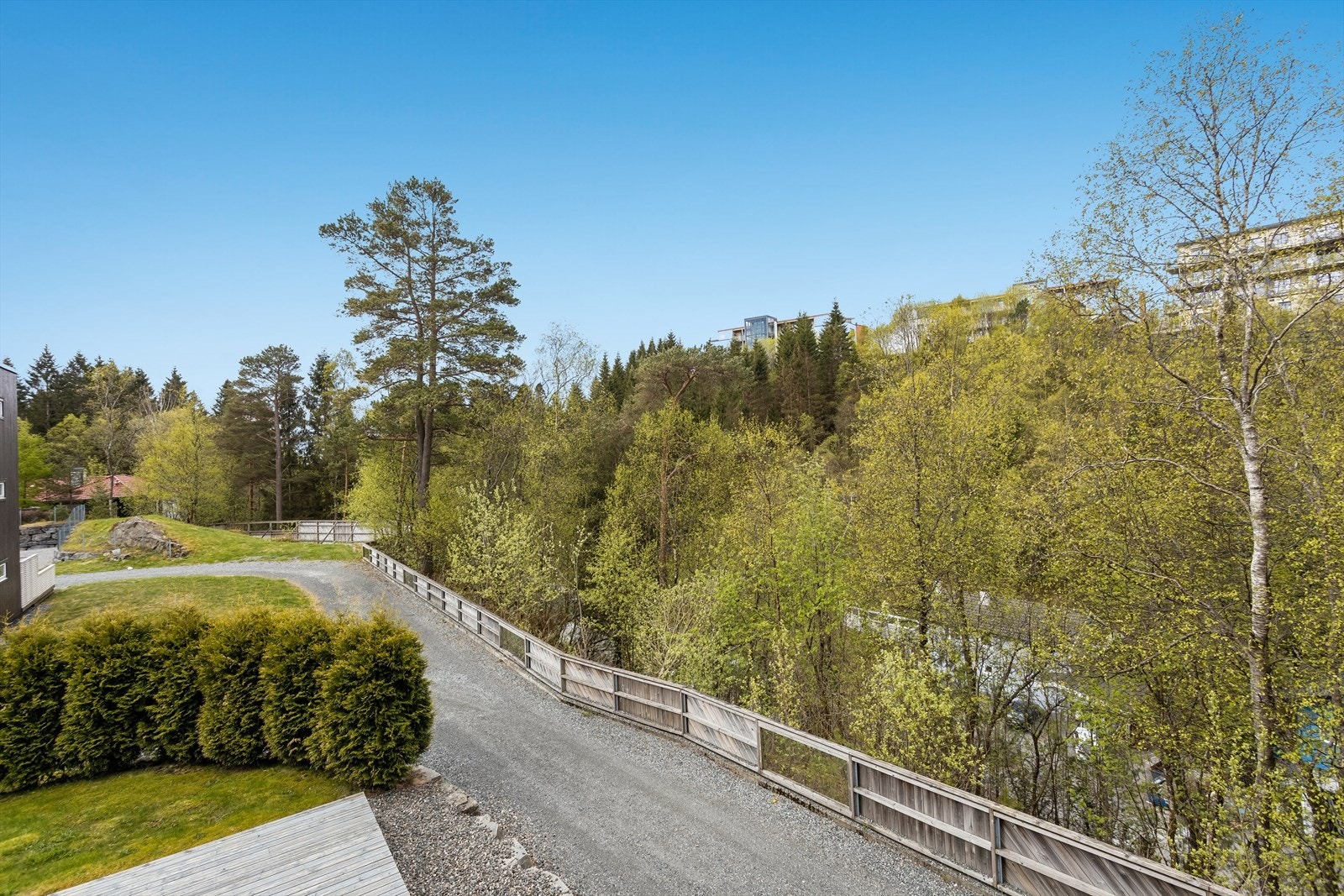 Eiendommen ligger i et rolig område med umiddelbar nærhet til skog og mark. Det er gangavstand til butikk og Sædalen skole. Galleribilde