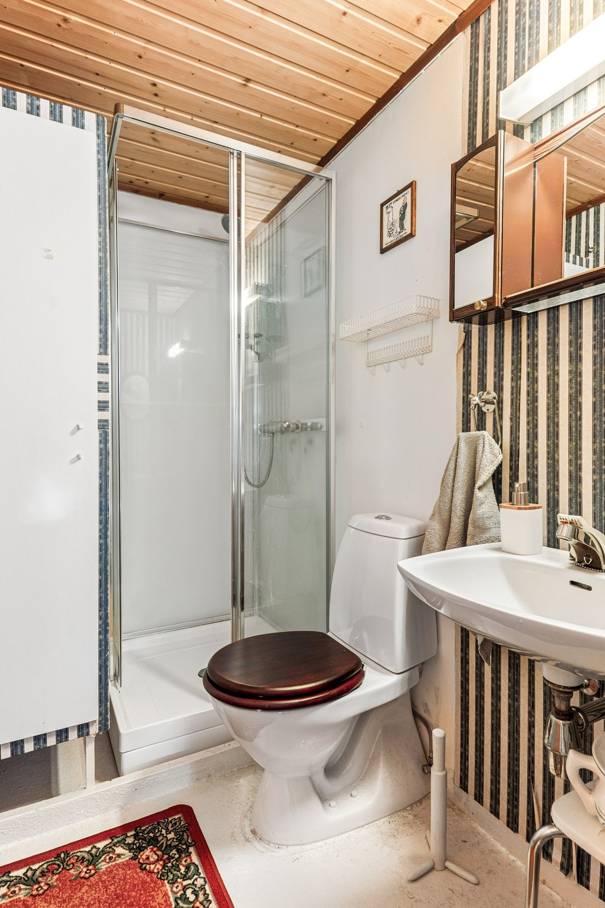 Badet i kjeller har veggservant, gulvtoalett og dusjkabinett. Galleribilde