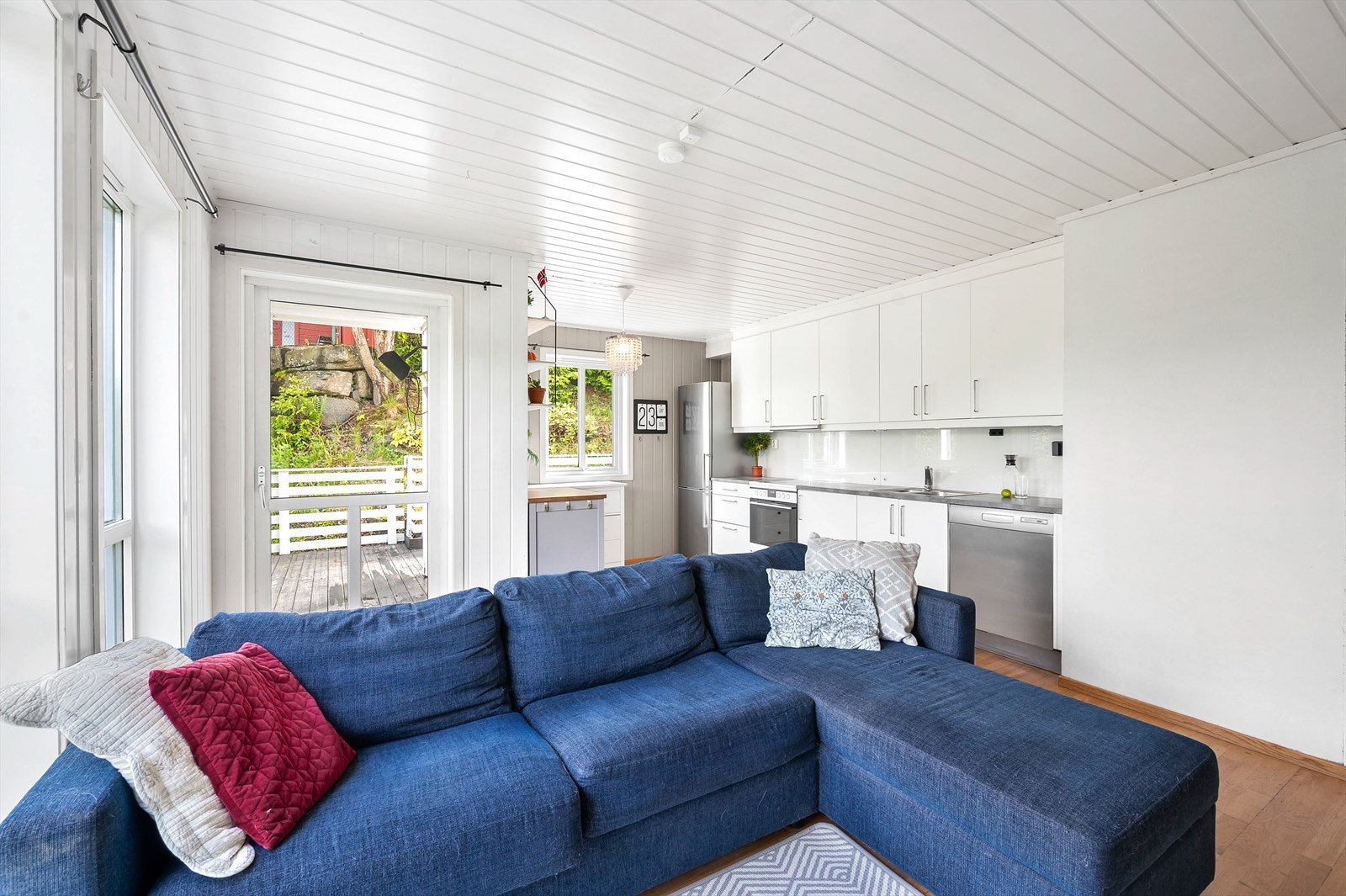 Stue og kjøkken i en åpen, sosial løsning med utgang til verandaen. Galleribilde