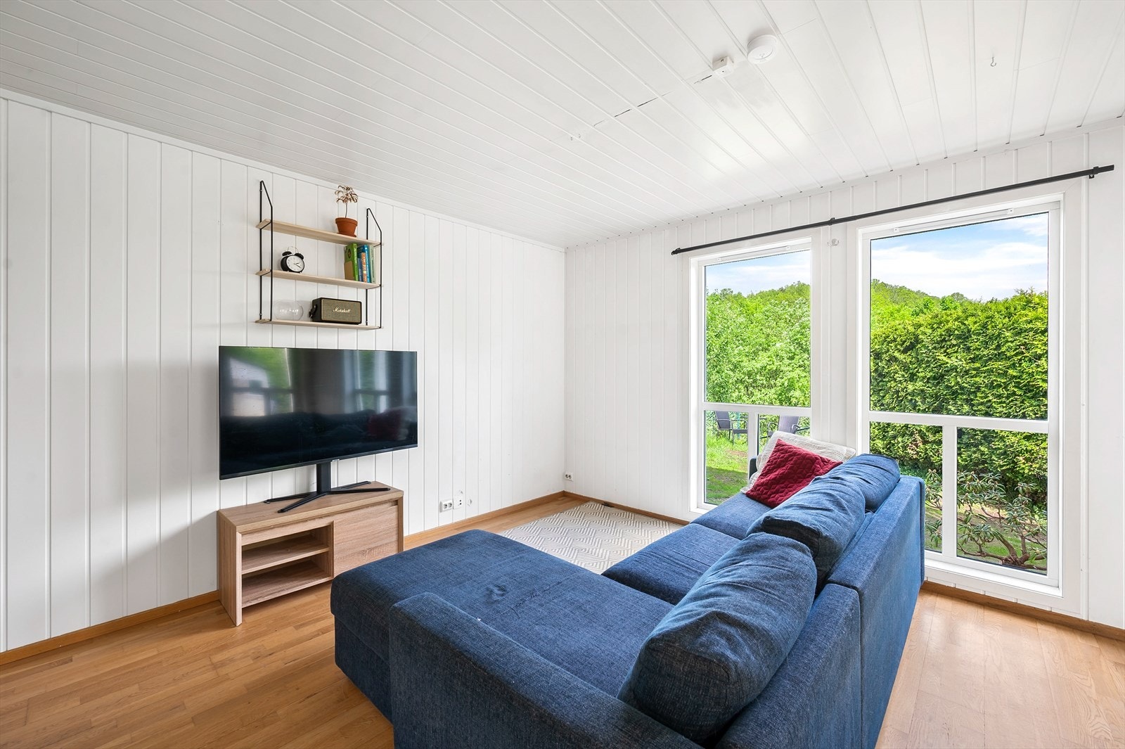 Gjennomgående parkett på gulv og malte plater på vegger i oppholdsrommene. Galleribilde