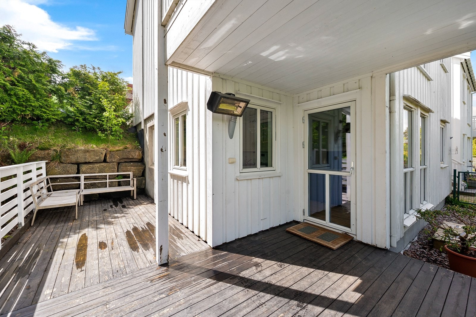 Verandaen på 22 m² har dekke av terrassebord og er delvis overbygget. Galleribilde
