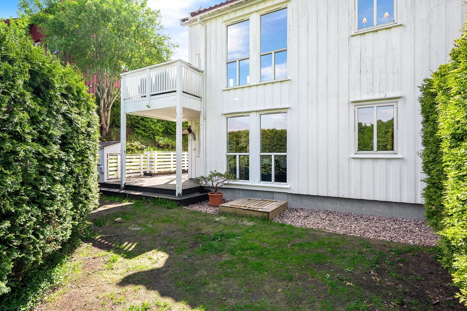 En lettstelt leilighet med en skjermet hage og direkte utgang til en romslig veranda. Galleribilde