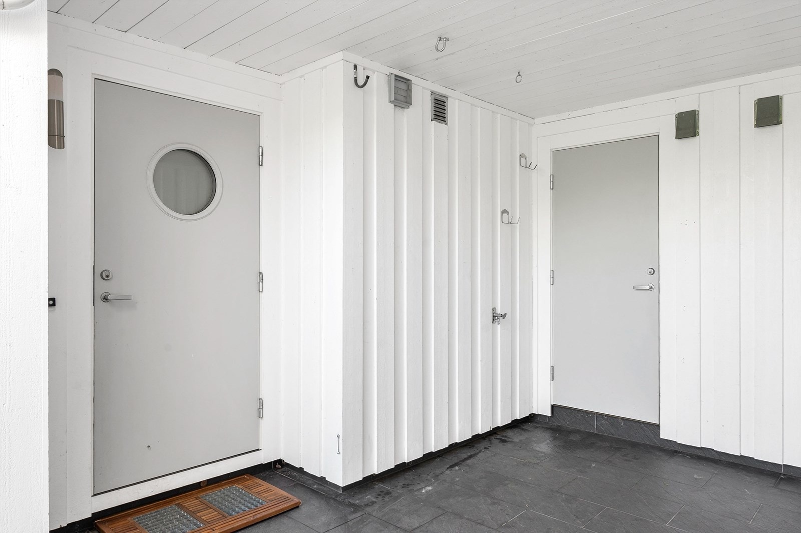 Like utenfor inngangsdøren er det en praktisk sportsbod på 6 m². Galleribilde