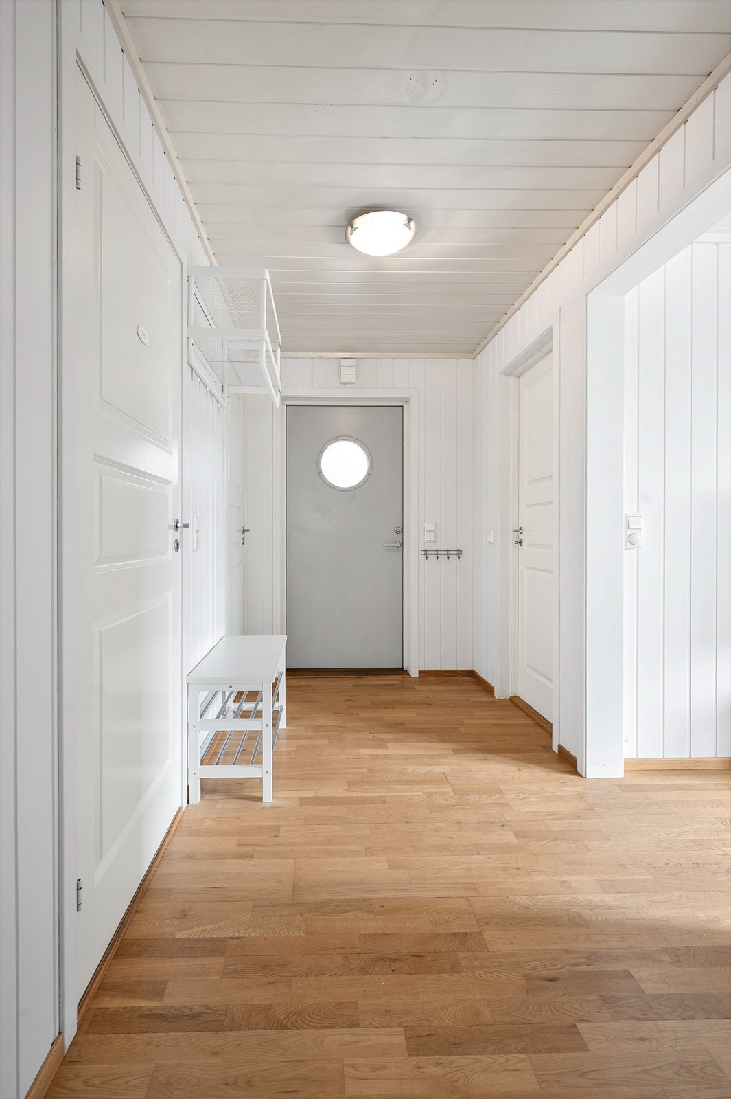 Innvendig gang som binder sammen leilighetens rom. Dørene er malte fyllingsdører i tre. Galleribilde