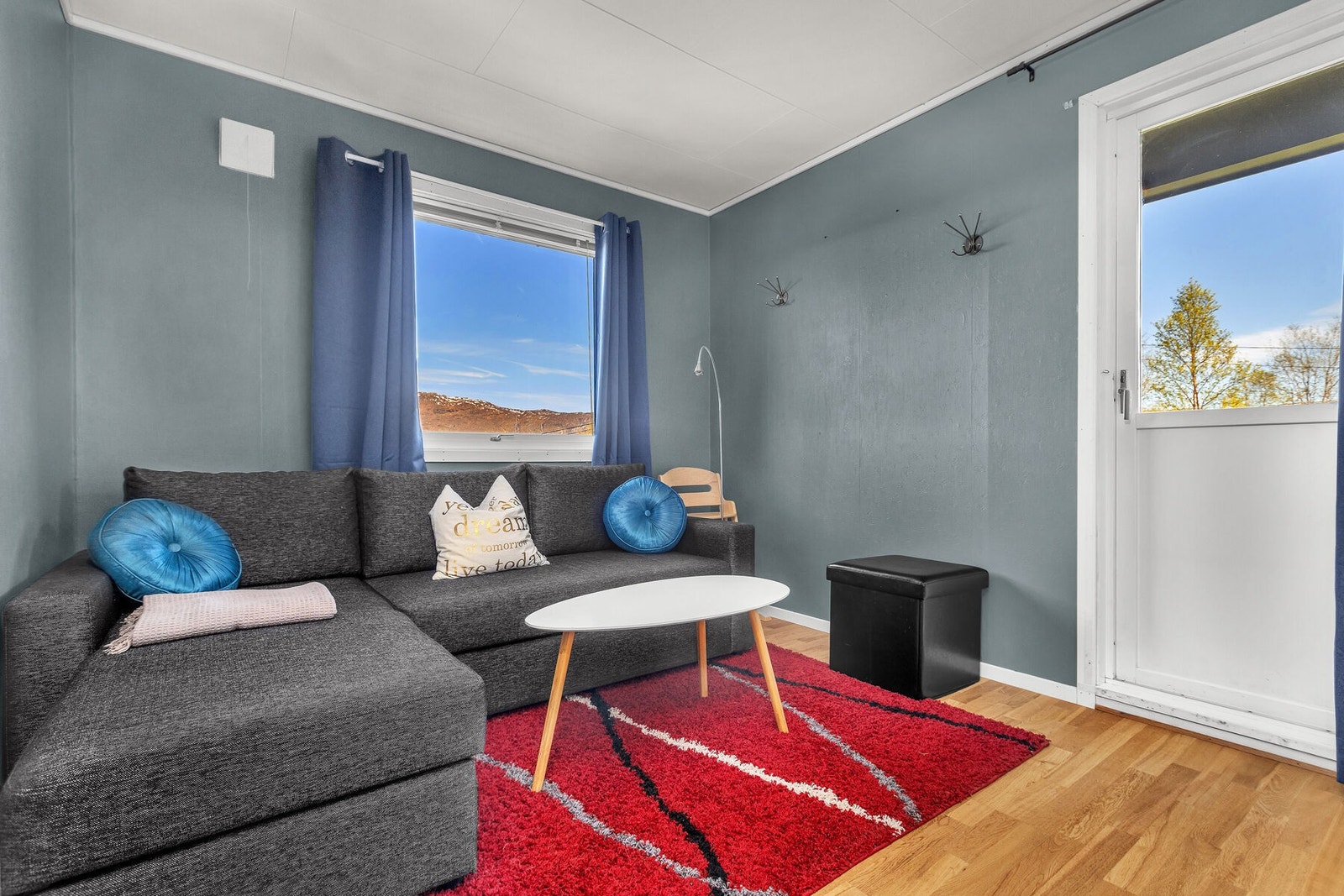 Ett av soverommene i første etasje har utgang til en egen, overbygget luftebalkong. Galleribilde