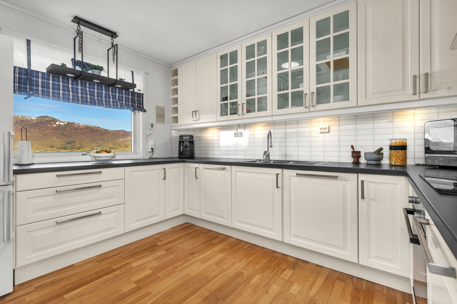 Overskap med glassfronter gir et luftig preg og plass til å vise frem servise. Galleribilde
