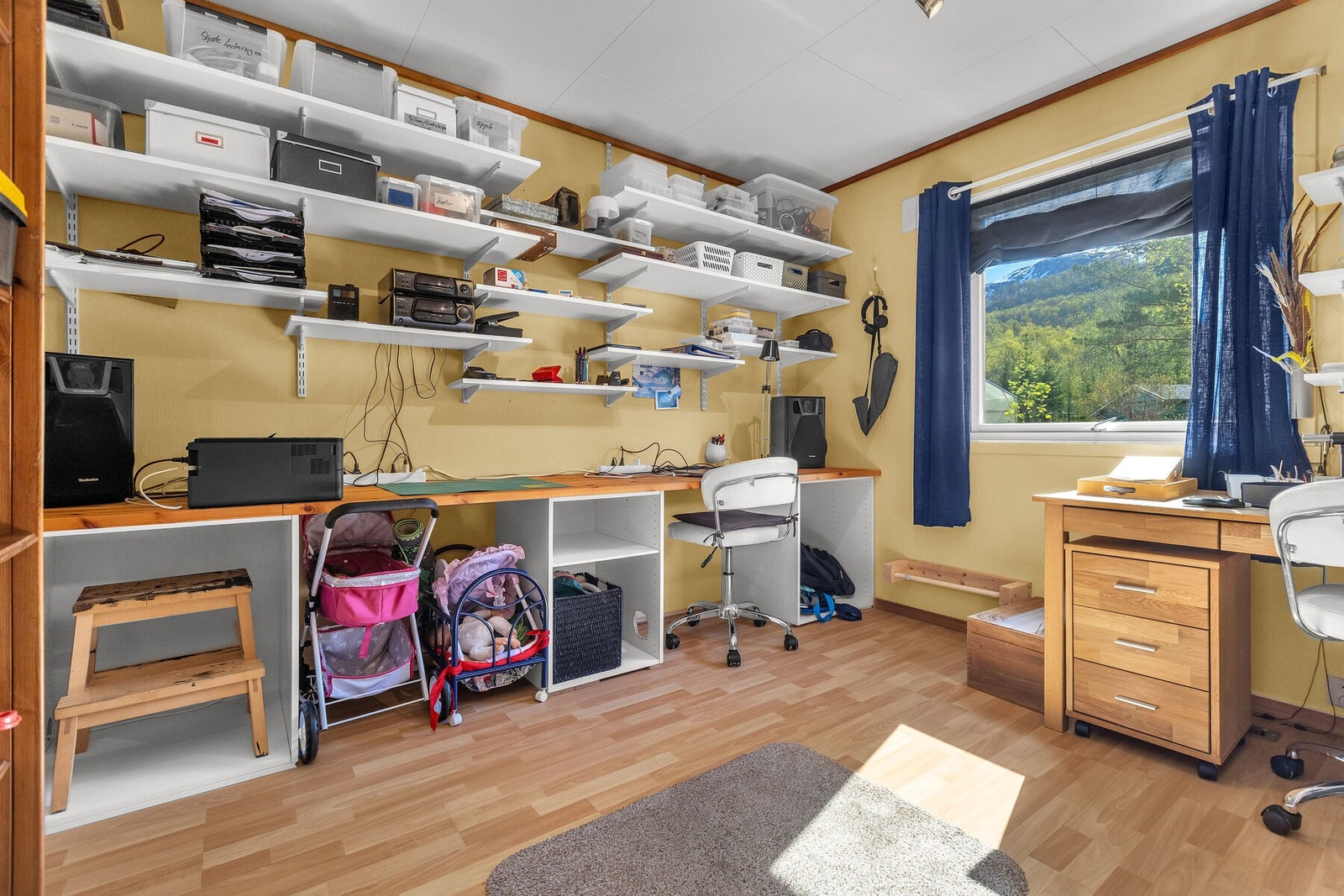 Boligen har to soverom i første etasje. Dette rommet er i dag innredet som kontor og hobbyrom. Galleribilde