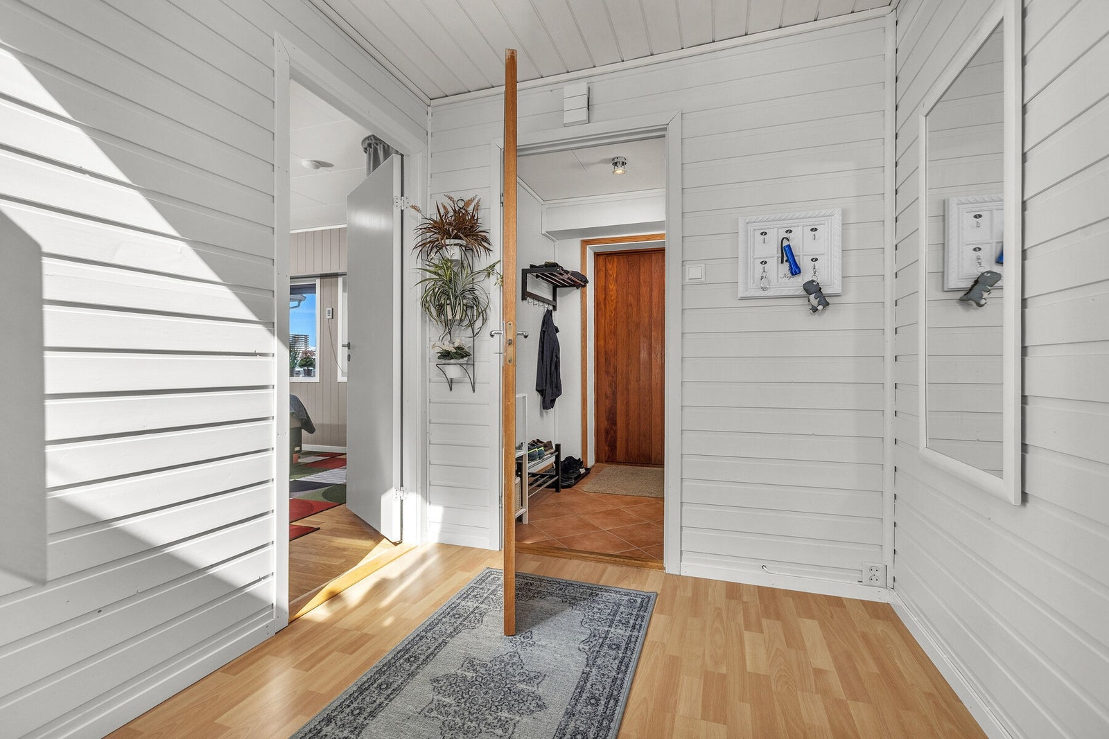 Gangen i underetasjen fordeler til soverom, toalettrom, vaskerom og boder. Galleribilde