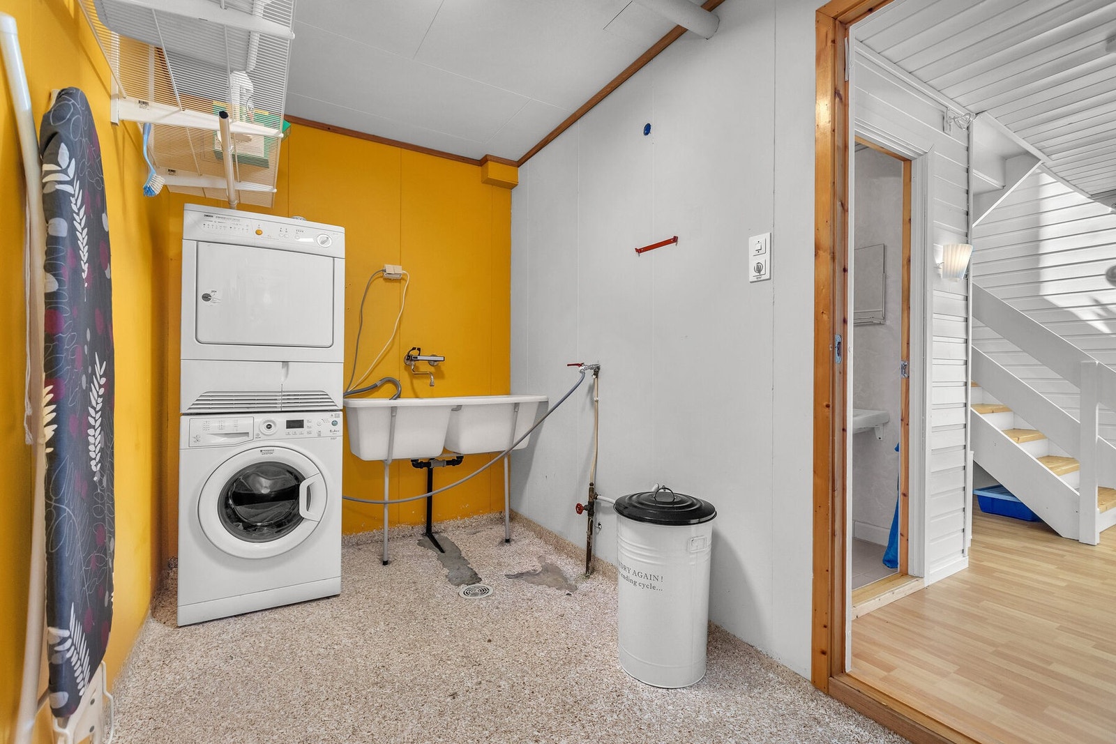 Separat vaskerom med opplegg for vaskemaskin og utslagsvask. Varmtvannstanken på 200 liter fra 2021 er plassert her. Galleribilde