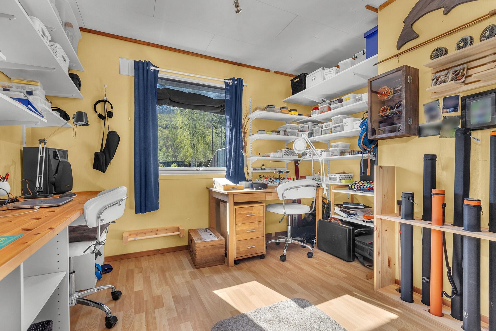Rommet er lyst og har et vindu som vender ut mot hagen. Galleribilde