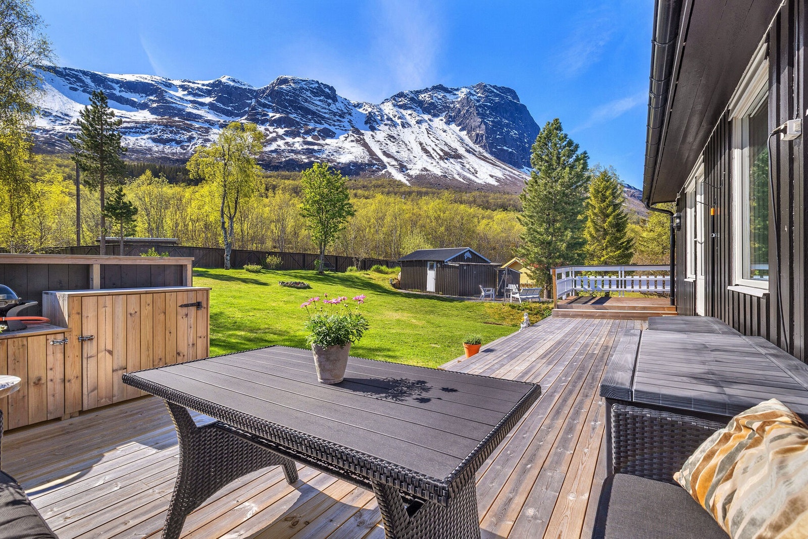 Den romslige verandaen på 72 m² strekker seg rundt store deler av huset og gir rikelig med plass for utemøbler og grill. Galleribilde