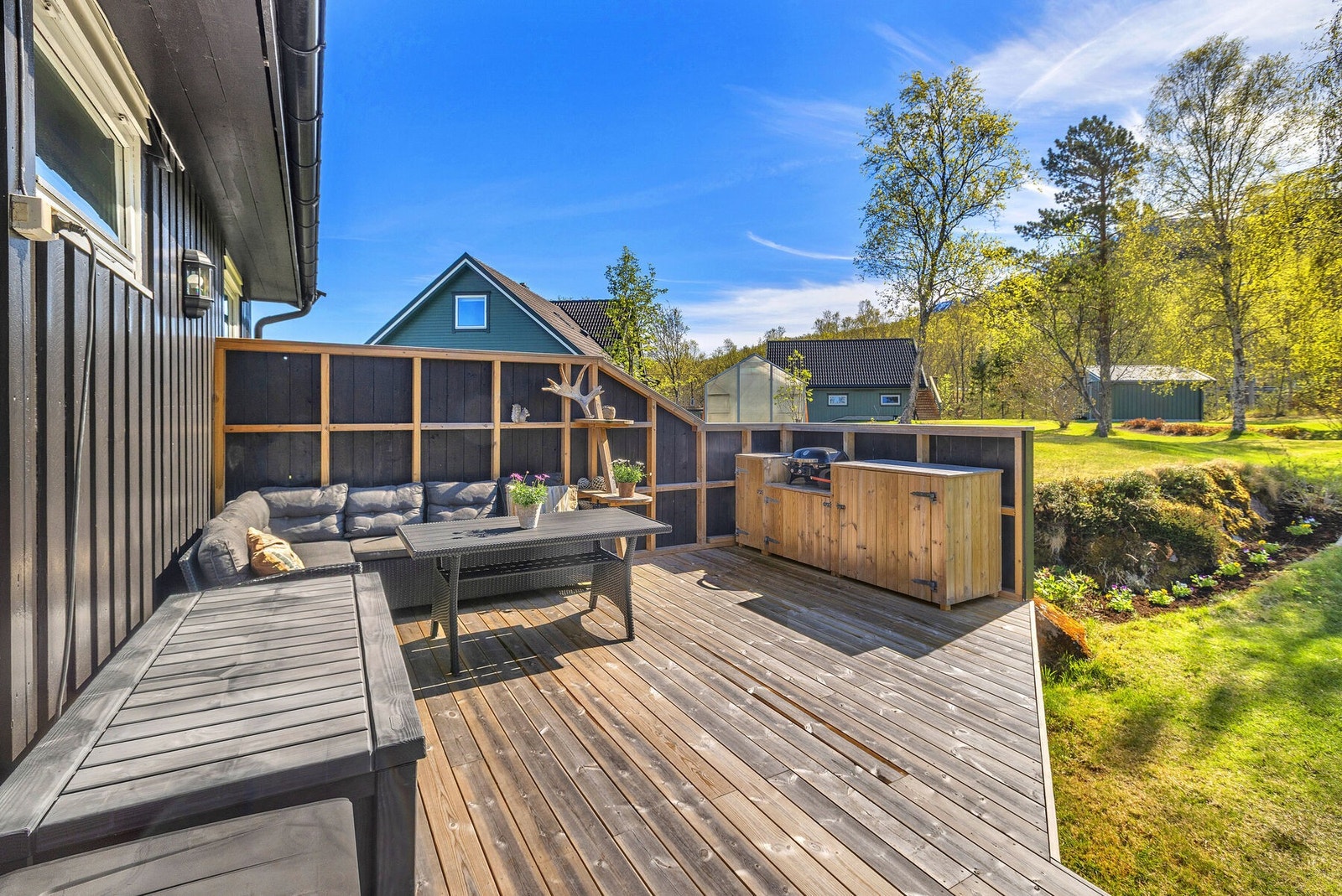 En usjenert og lun krok på verandaen, perfekt for en sittegruppe. Galleribilde